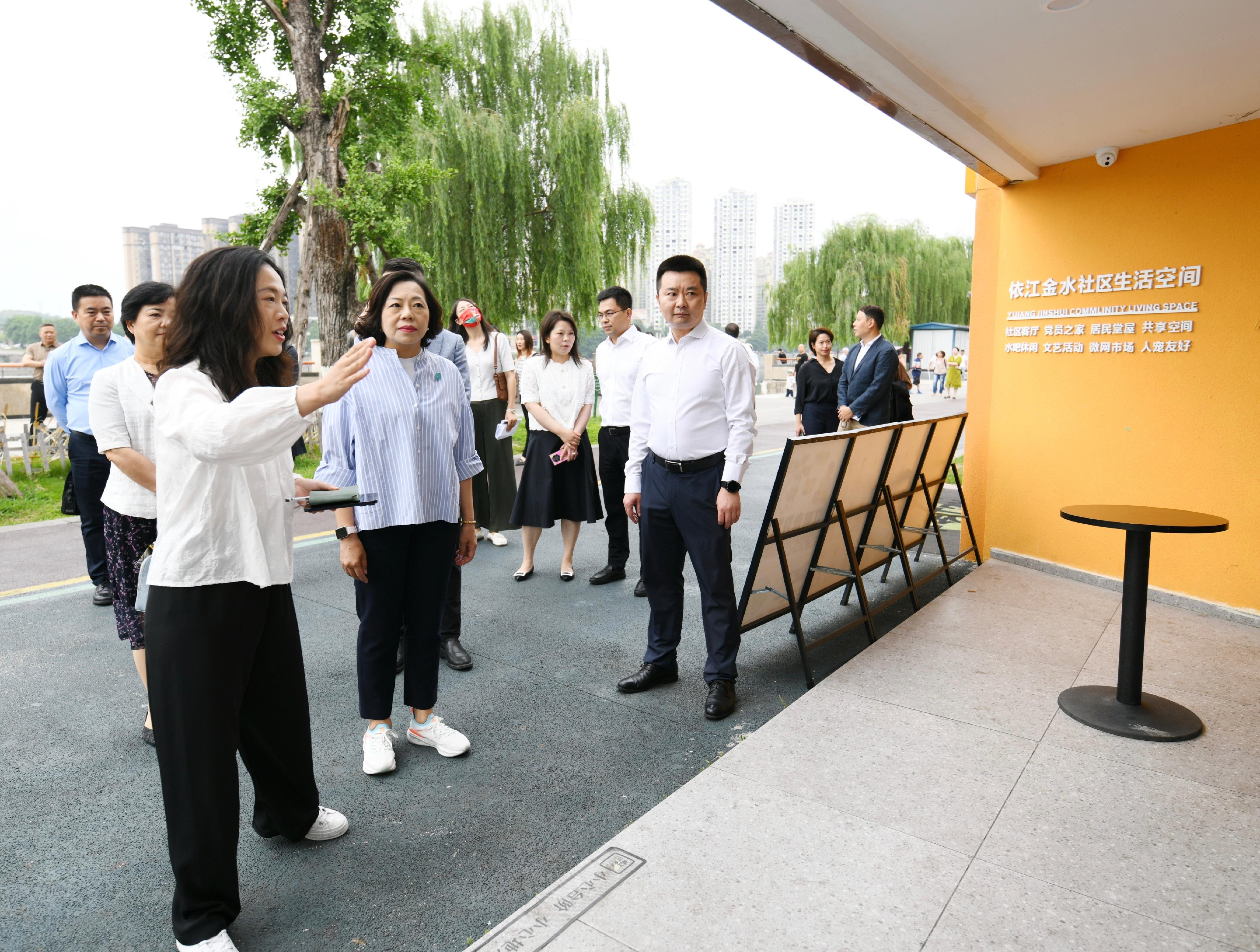 The Secretary for Home and Youth Affairs, Miss Alice Mak, visited Chengdu today (June 6). Photo shows Miss Mak (second left) visiting the Yijiang Jinshui Community Living Space.