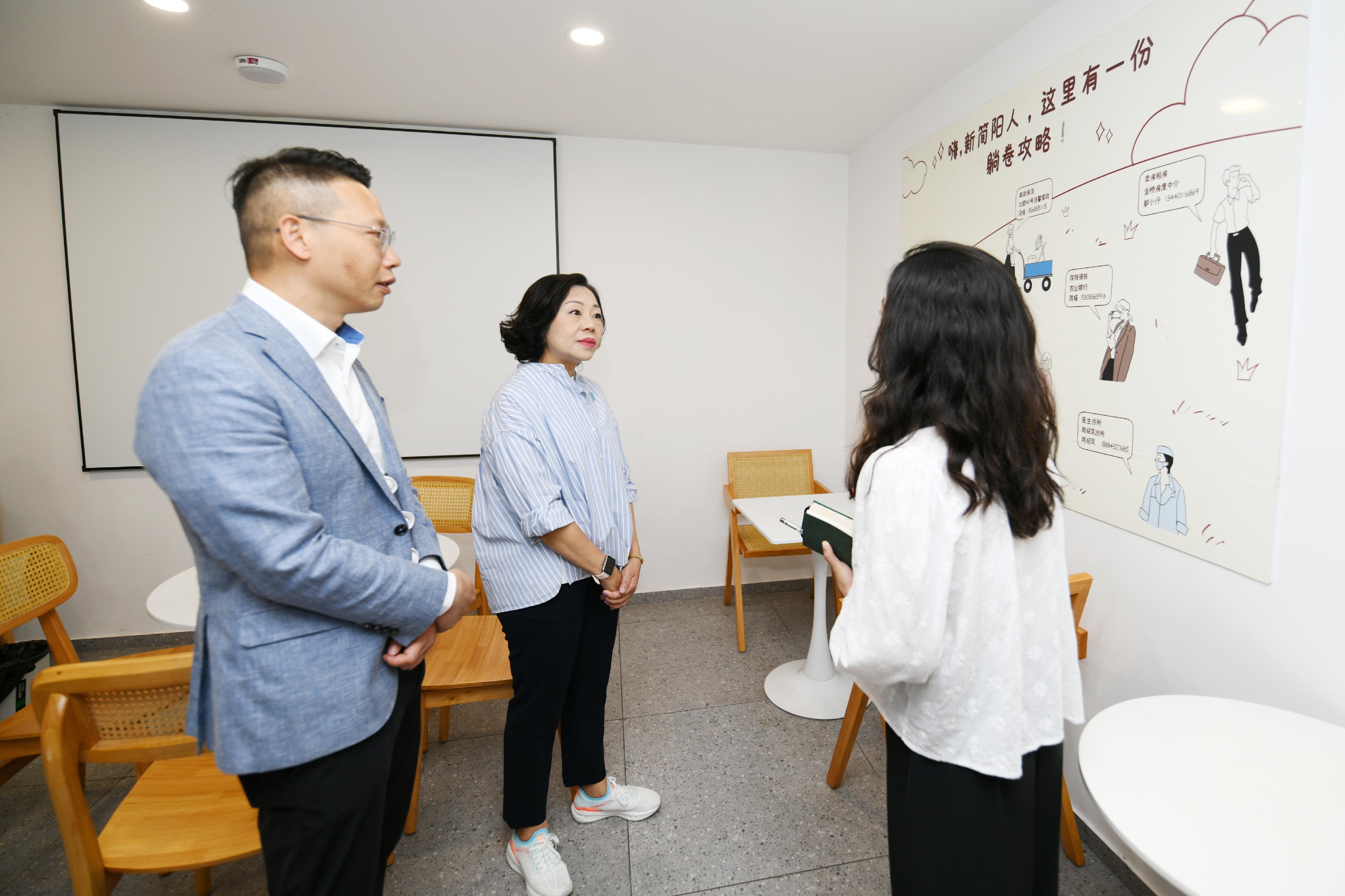 The Secretary for Home and Youth Affairs, Miss Alice Mak, visited Chengdu today (June 6). Photo shows Miss Mak (centre) and the Director of the Hong Kong Economic and Trade Office in Chengdu, Mr Enoch Yuen (left), touring the facilities of the Yijiang Jinshui Community Living Space.