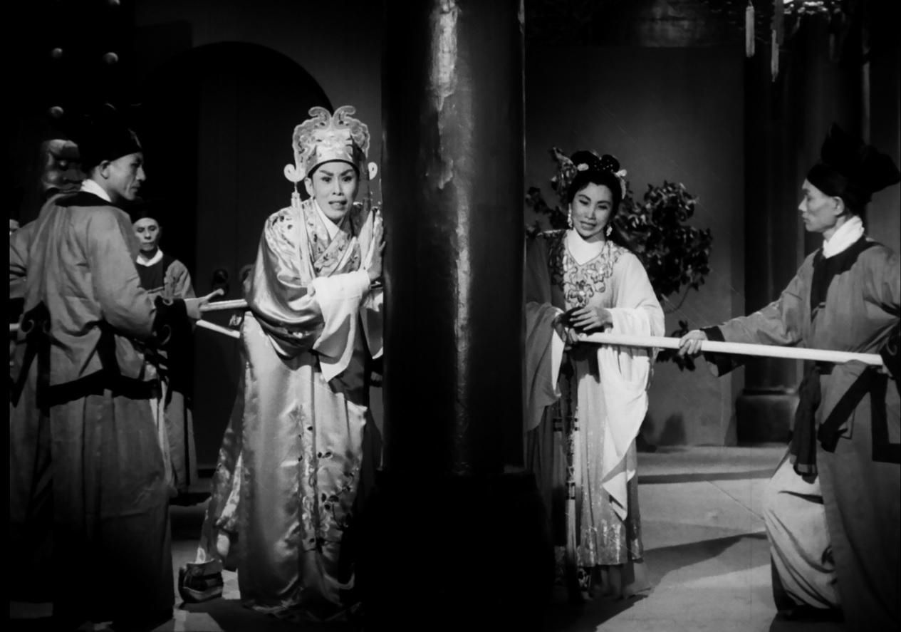 康乐及文化事务署香港电影资料馆（资料馆）七月举办「再看《紫钗》、《蝶影》、唐涤生」放映节目，放映粤剧大师唐涤生编剧的《紫钗记》（1959）和《蝶影红梨记》（1959）（修复版）。资料馆电影院将于七月一日（星期一）和七日（星期日）加场放映两部作品，让唐涤生笔下的中华文化瑰宝呈现于更多戏迷眼前。此放映节目为「中华文化节」节目之一。图示《蝶影红梨记》剧照。