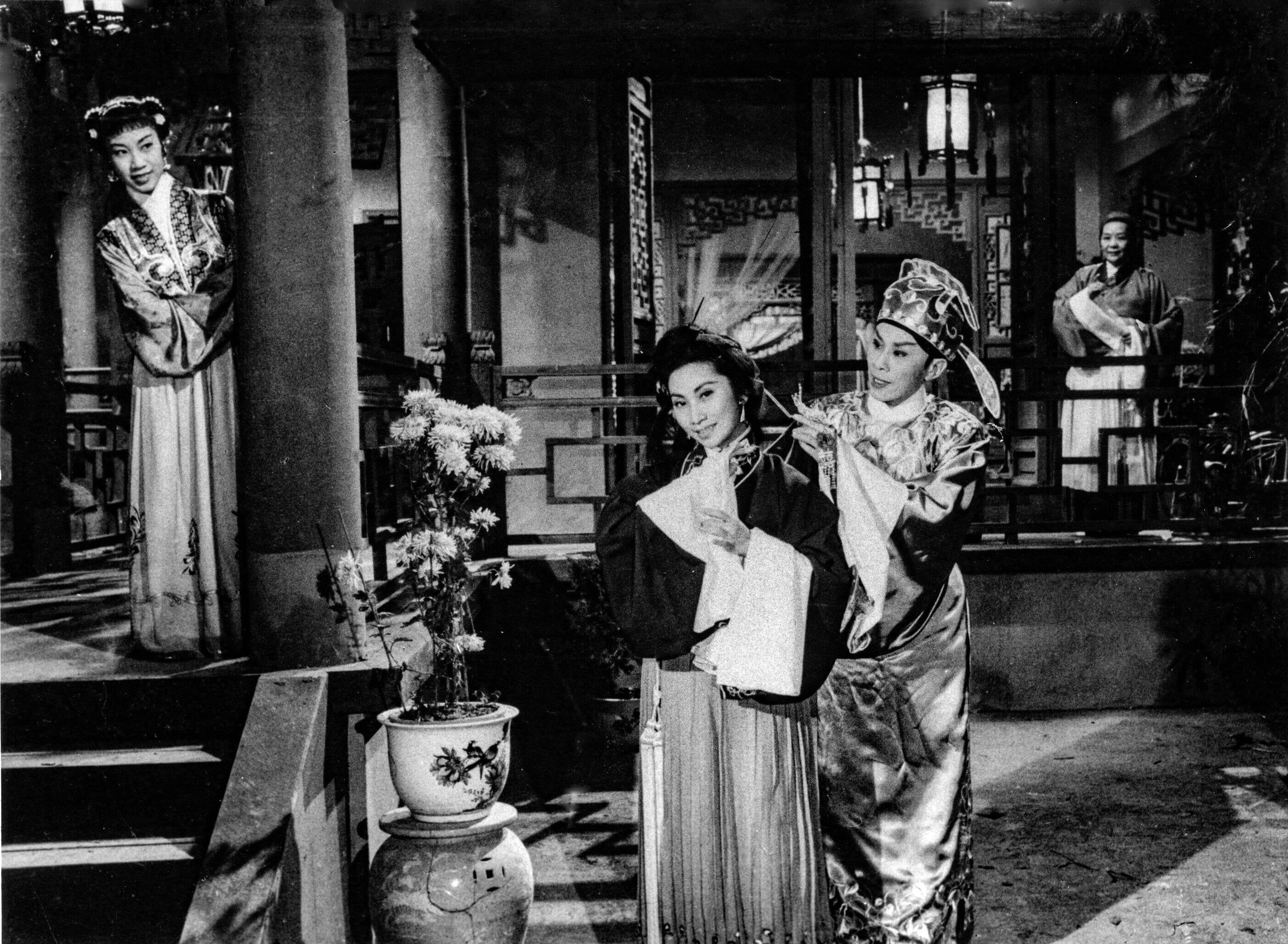 康乐及文化事务署香港电影资料馆（资料馆）七月举办「再看《紫钗》、《蝶影》、唐涤生」放映节目，放映粤剧大师唐涤生编剧的《紫钗记》（1959）和《蝶影红梨记》（1959）（修复版）。资料馆电影院将于七月一日（星期一）和七日（星期日）加场放映两部作品，让唐涤生笔下的中华文化瑰宝呈现于更多戏迷眼前。此放映节目为「中华文化节」节目之一。图示《紫钗记》剧照。