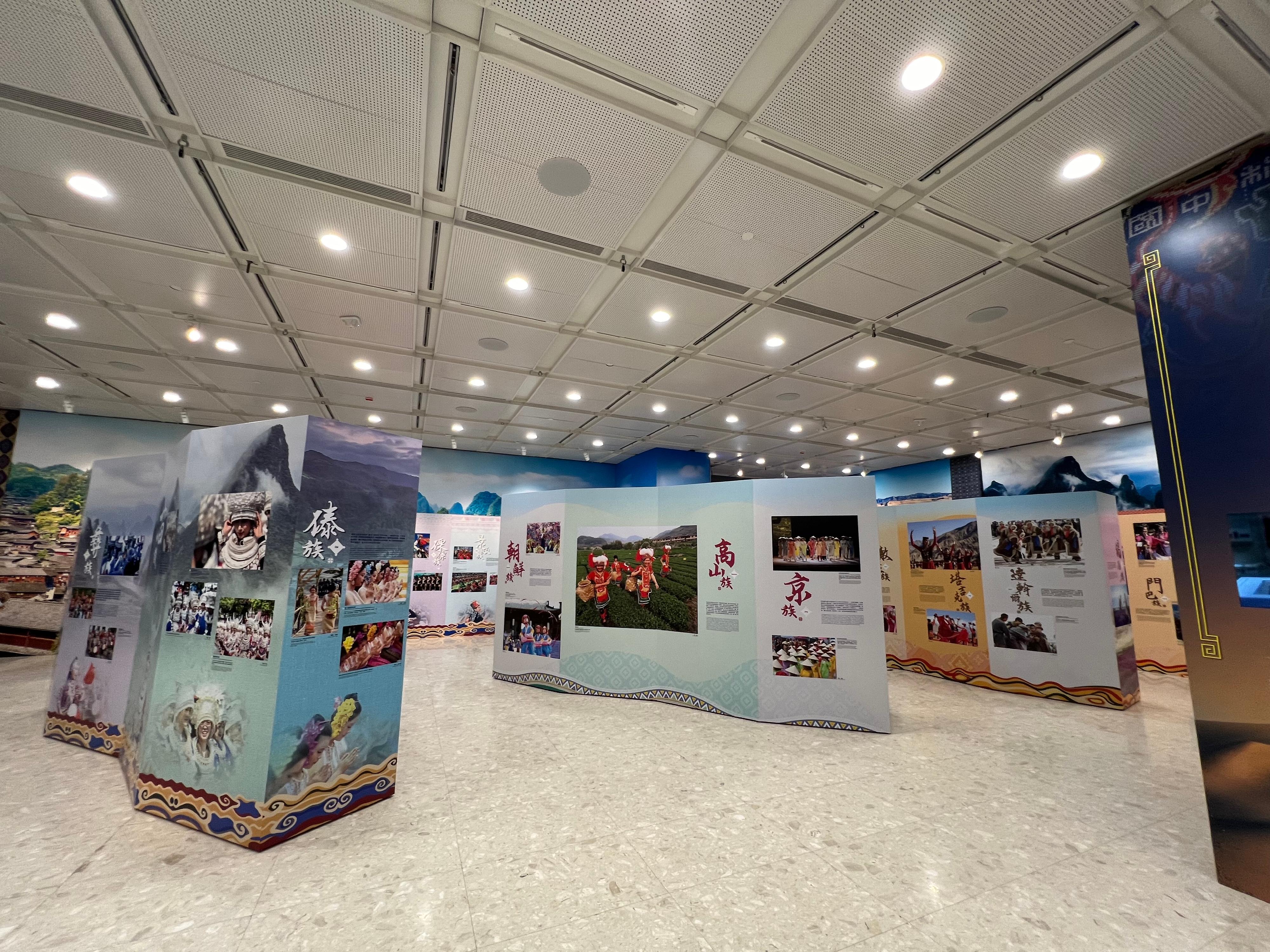 《绽艳──中华织锦耀东方》相片展由即日（六月七日）起至六月九日在沙田大会堂大堂及展览厅举行。图示展览现场。