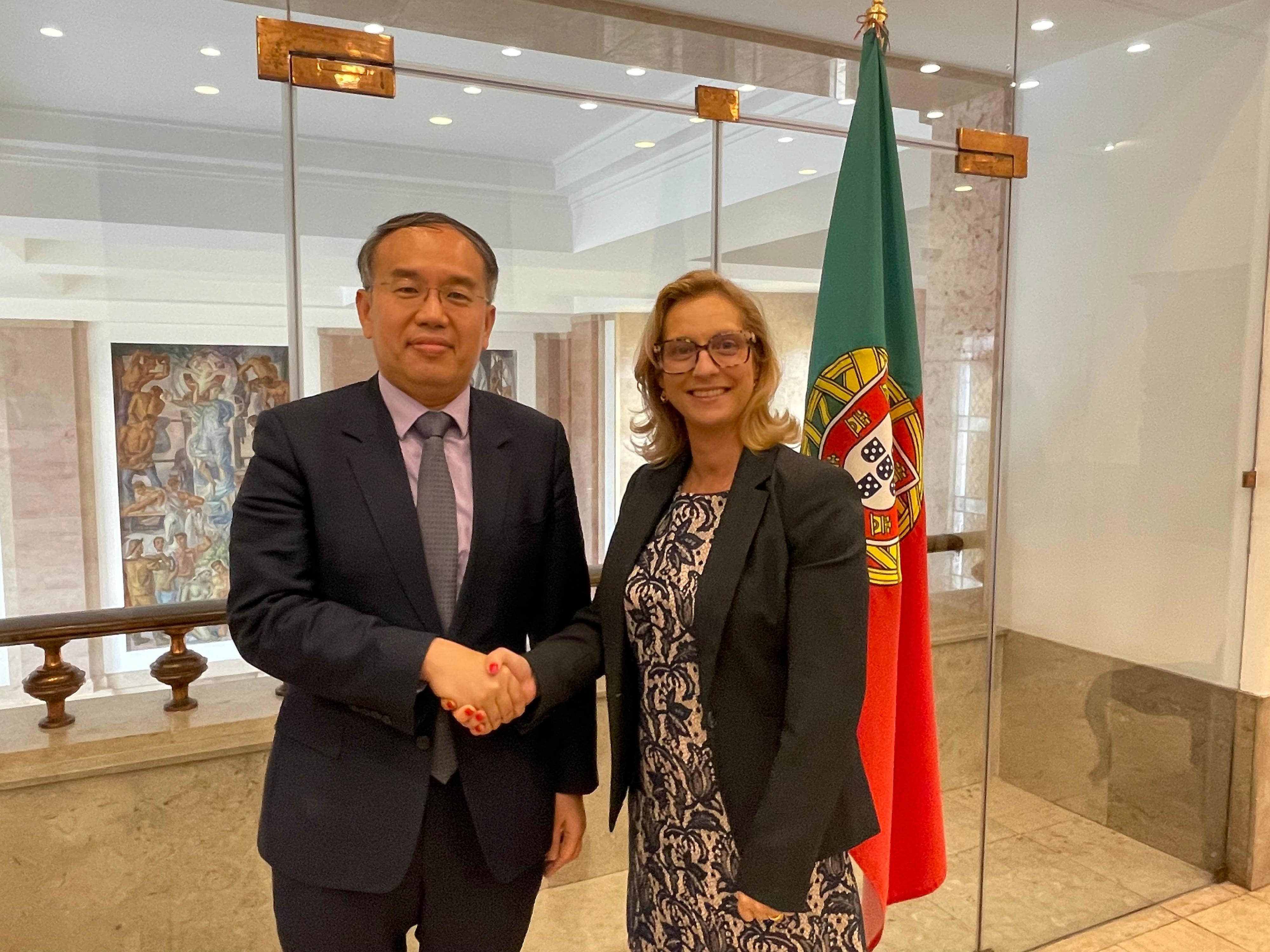 The Secretary for Financial Services and the Treasury, Mr Christopher Hui, continued his visit to Europe. Photo shows Mr Hui (left) meeting with the Secretary of State for Tax Affairs of Portugal, Ms Cláudia Reis Duarte (right), in Lisbon, Portugal, on June 6 (Lisbon time).