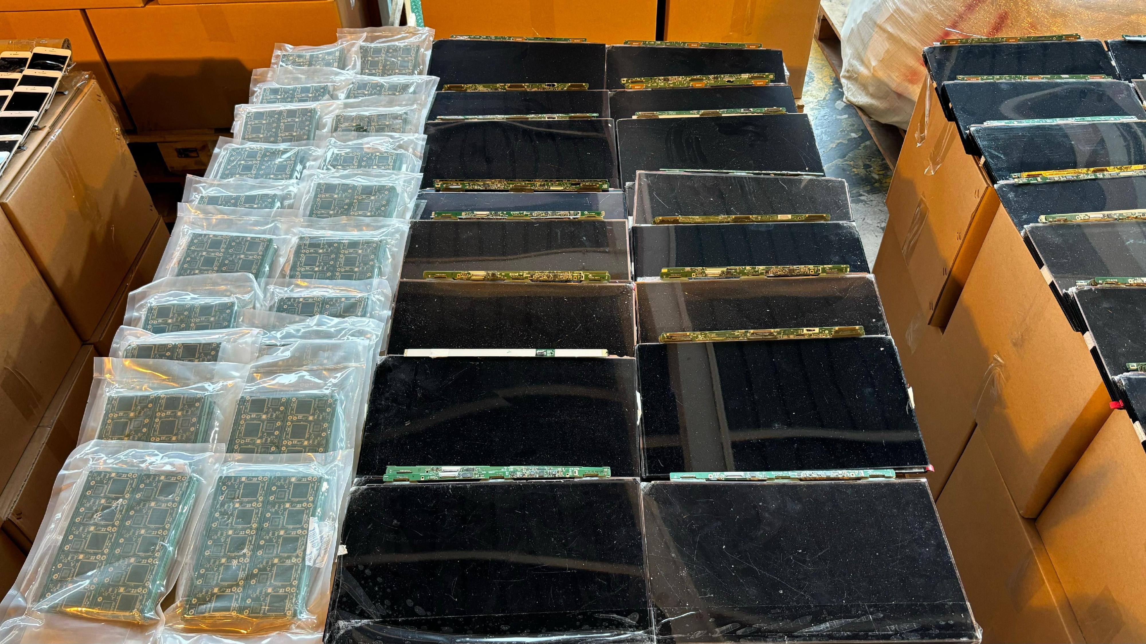 Hong Kong Customs on June 4 detected a suspected case of using an ocean-going vessel to smuggle goods to Malaysia at the Kwai Chung Container Terminals. A large batch of suspected smuggled electronic components and waste, with a total estimated market value of about $80 million, was seized. Photo shows the suspected smuggled motherboards and displays seized.