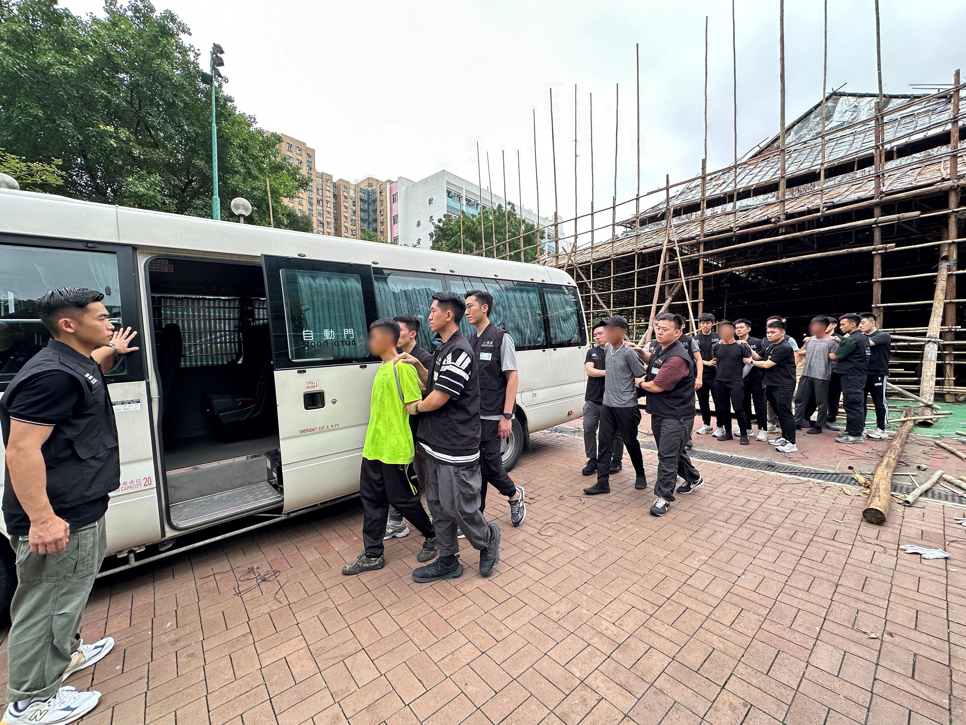 The Immigration Department mounted a series of territory-wide anti-illegal worker operations codenamed "Contribute", "Greenlane", "Lightshadow" and "Twilight", and joint operations with the Hong Kong Police Force codenamed "Windsand", for four consecutive days from June 3 to yesterday (June 6). Photo shows suspected illegal workers arrested during an operation.