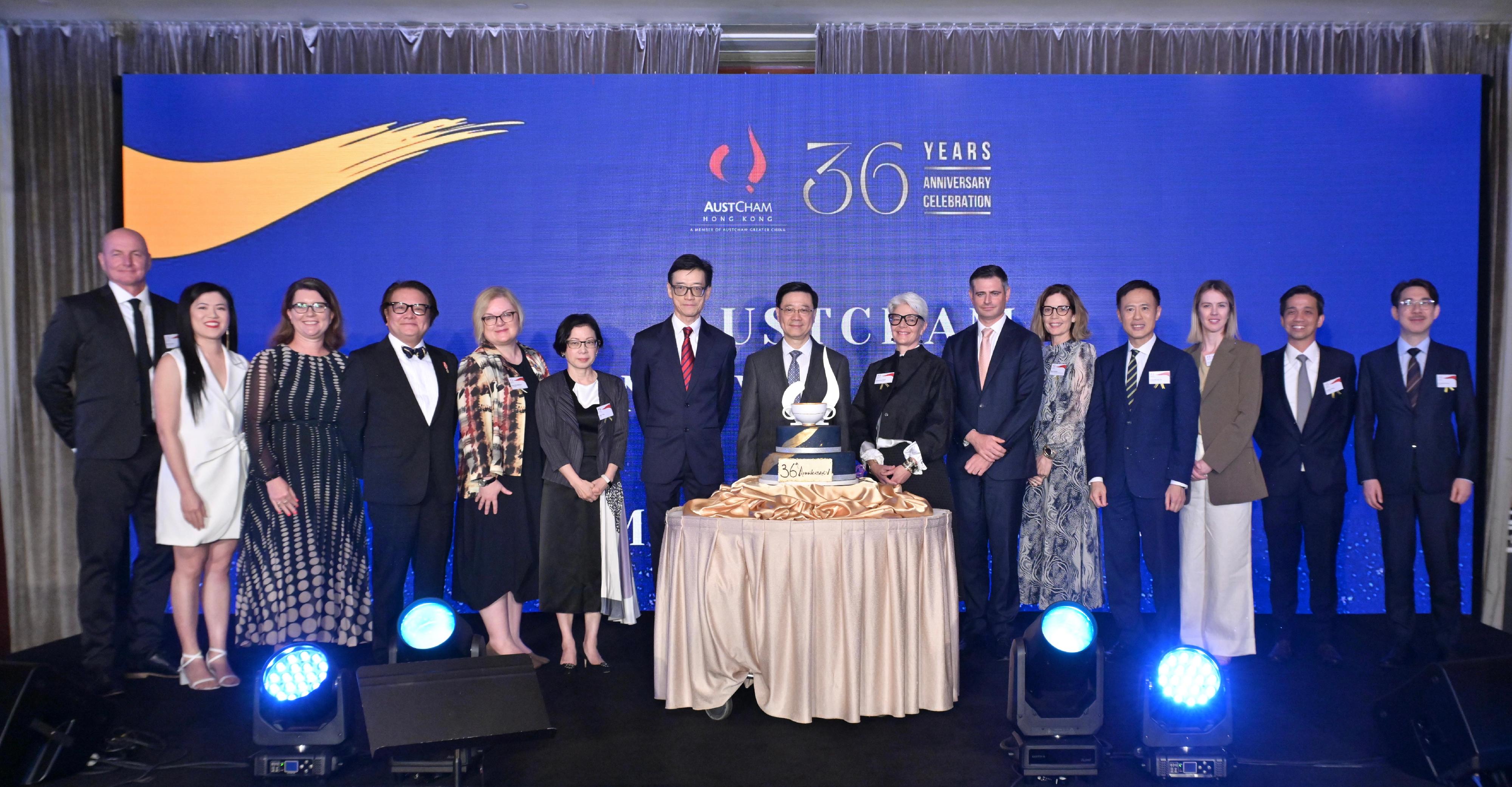 The Chief Executive, Mr John Lee, attended the Australian Chamber of Commerce in Hong Kong 36th Anniversary Dinner and Community Awards today (June 7). Photo shows (from eighth left) Mr Lee; the Chair of the Australian Chamber of Commerce in Hong Kong, Ms Josephine Orgill; the Consul-General of Australia to Hong Kong and Macao, Mr Gareth Williams, and other guests at the event. 
