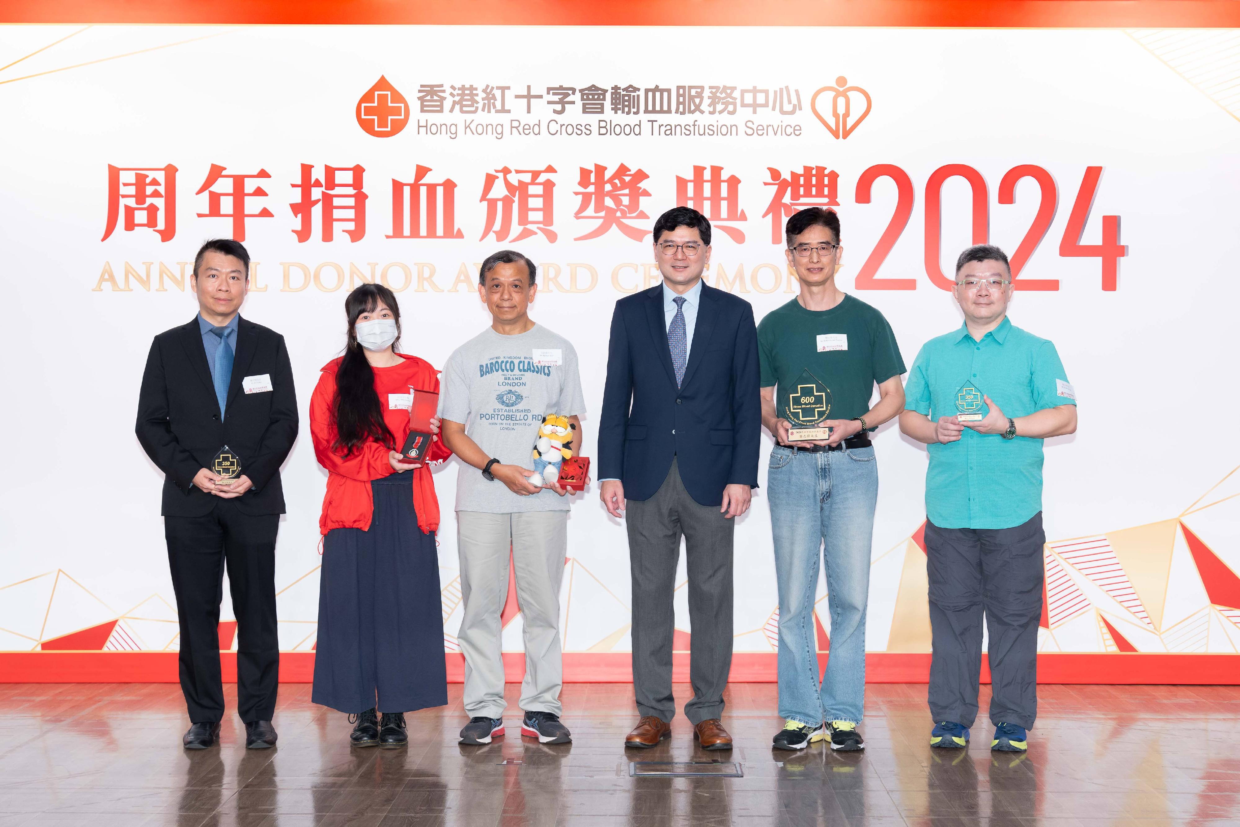 The Hong Kong Red Cross Blood Transfusion Service today (June 8) held its Annual Donor Award Ceremony to commend outstanding regular blood donors. Photo shows the Chief Executive of the Hospital Authority (HA), Dr Tony Ko (third right), specially commending the outstanding blood donors of the HA.