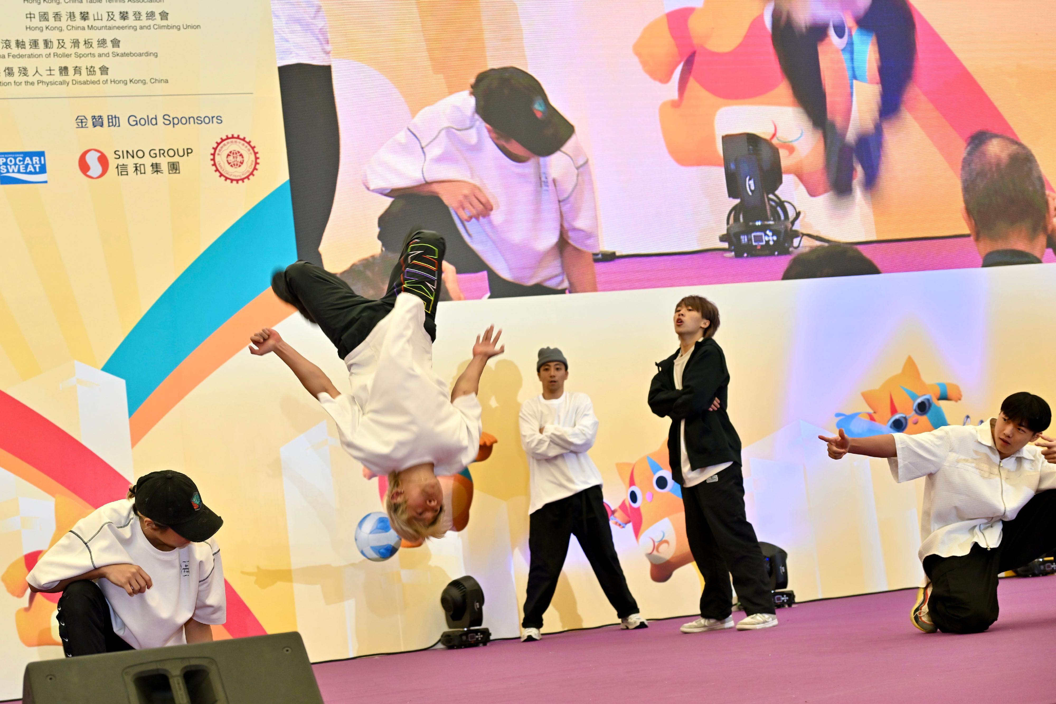 第九届全港运动会闭幕暨综合颁奖典礼今日（六月九日）在九龙公园体育馆举行。图示中国香港体育舞蹈总会的代表以精彩的霹雳舞表演炒热现场气氛。