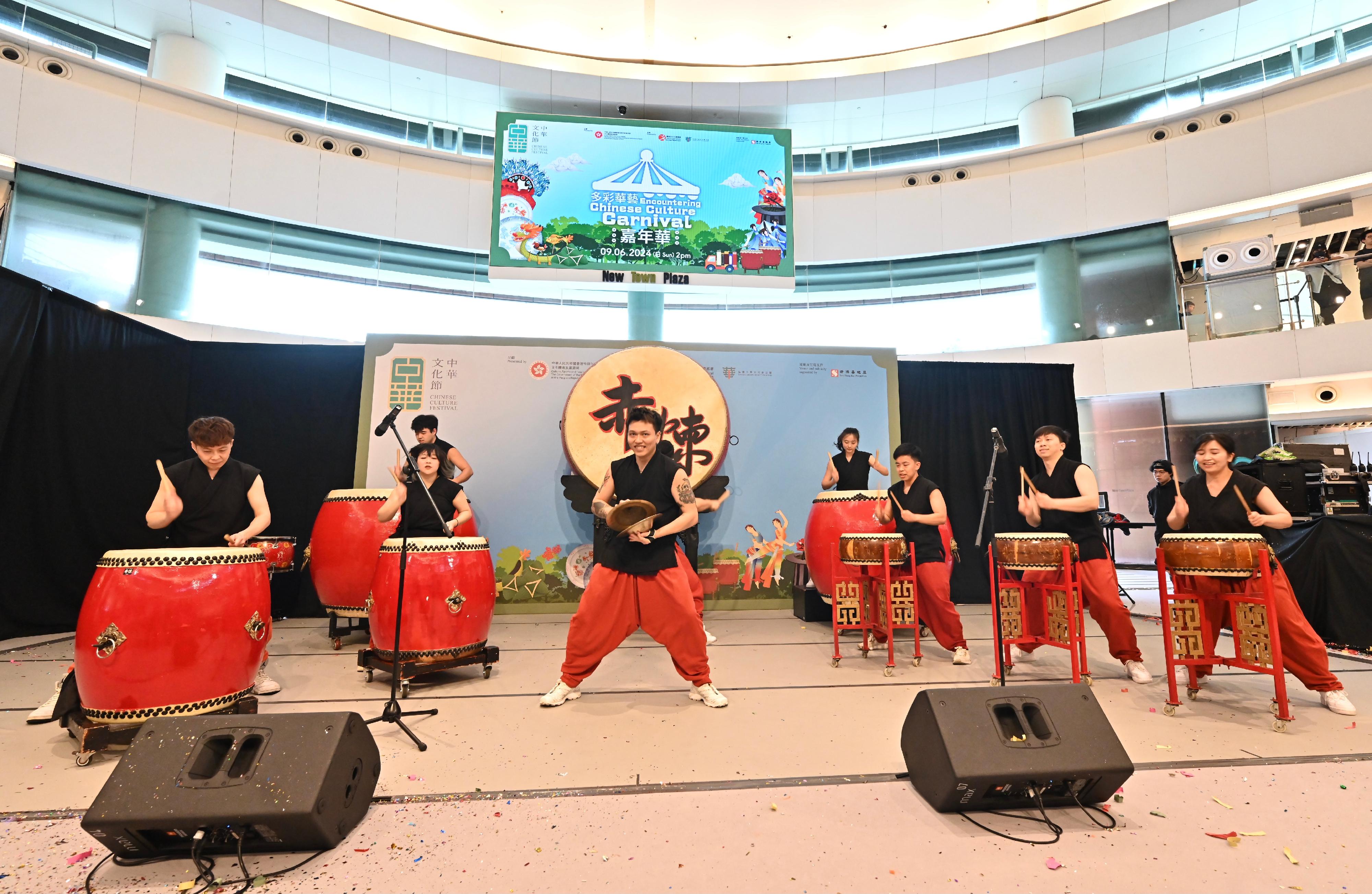 首届「中华文化节」今日（六月九日）下午在沙田举办《多彩华艺》嘉年华。图示现场舞台表演。