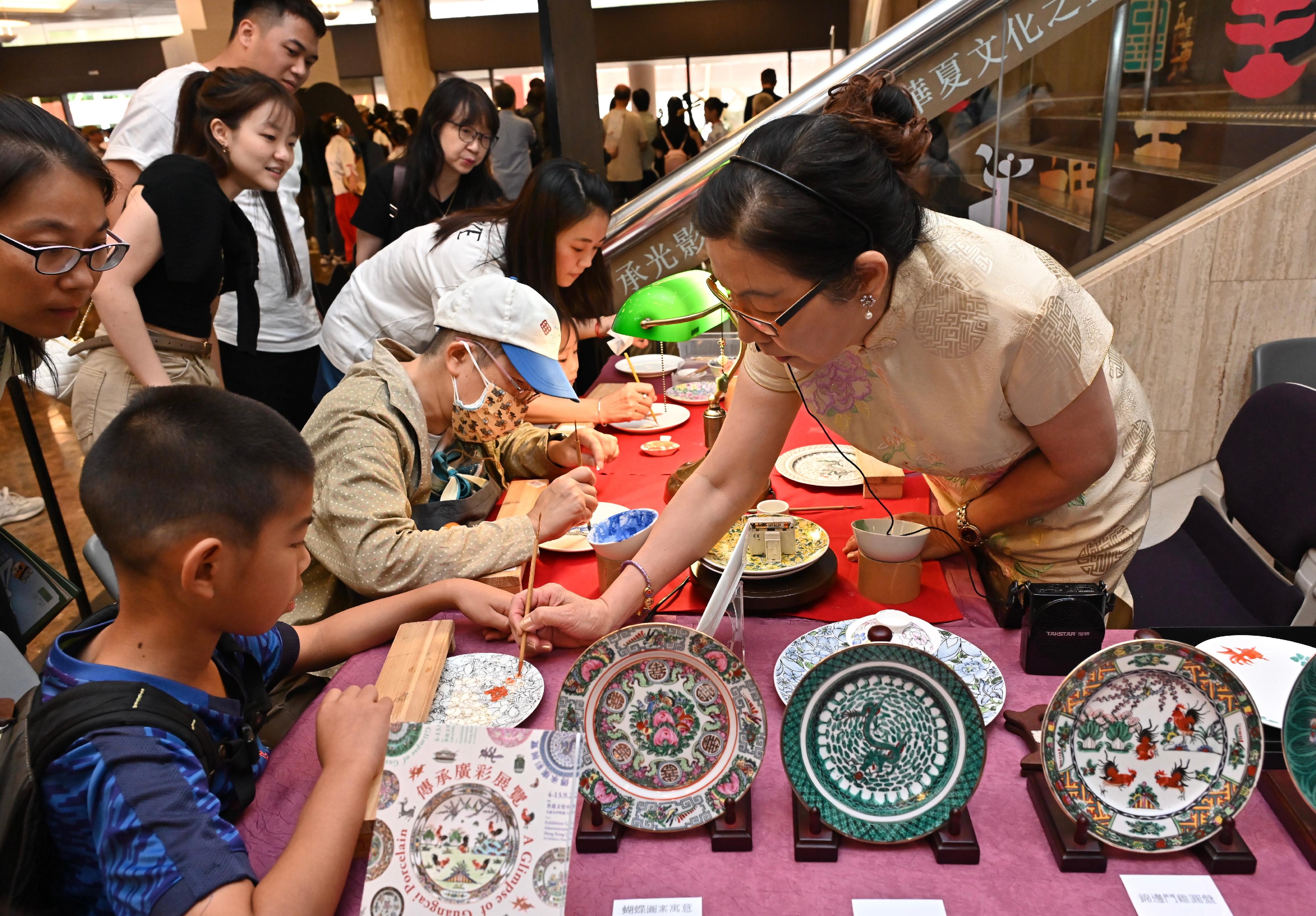 首届「中华文化节」今日（六月九日）下午在沙田举办《多彩华艺》嘉年华。图示市民参与文化摊位活动。