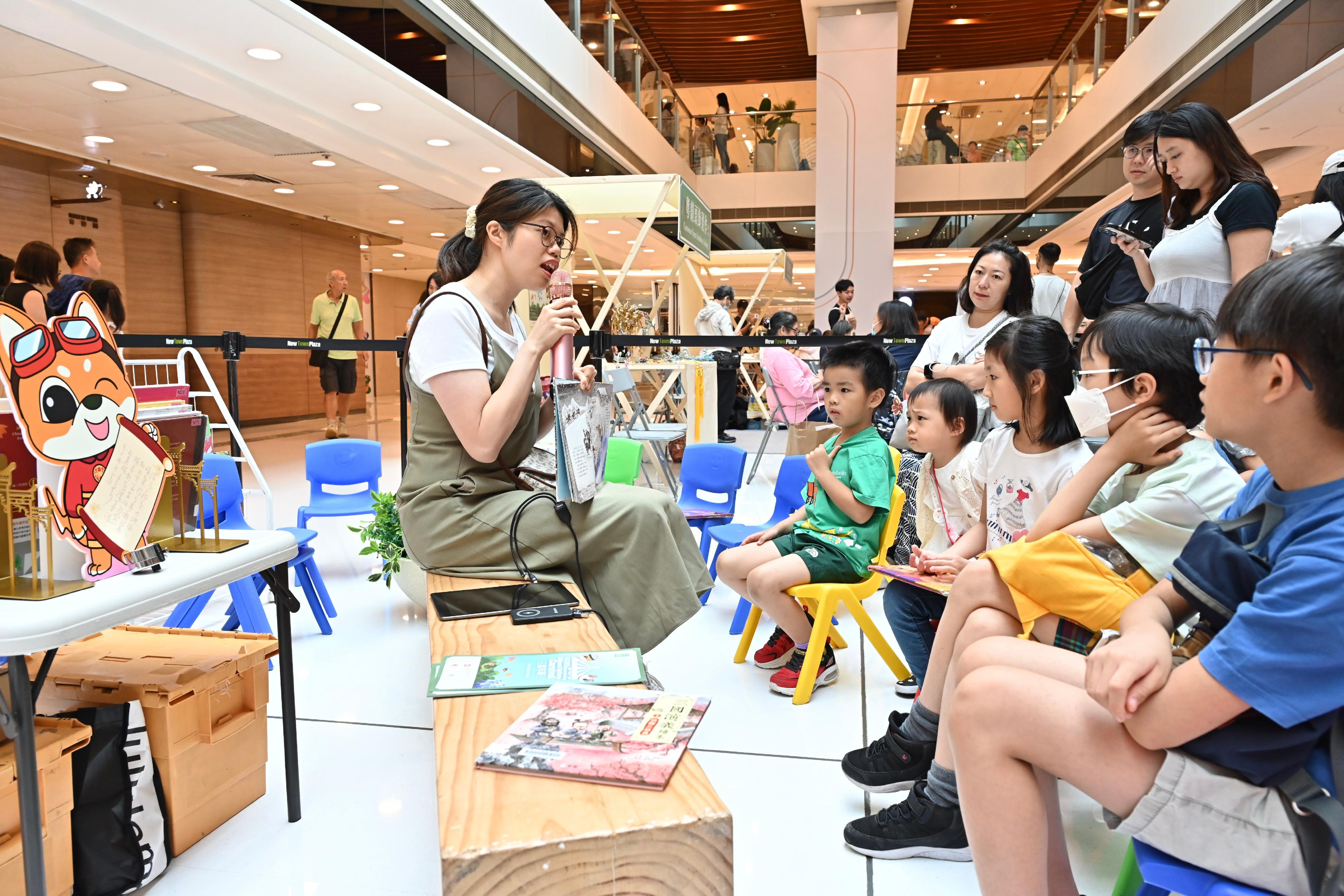 首届「中华文化节」今日（六月九日）下午在沙田举办《多彩华艺》嘉年华。图示故事大使向小朋友讲述《三国演义》的经典故事。