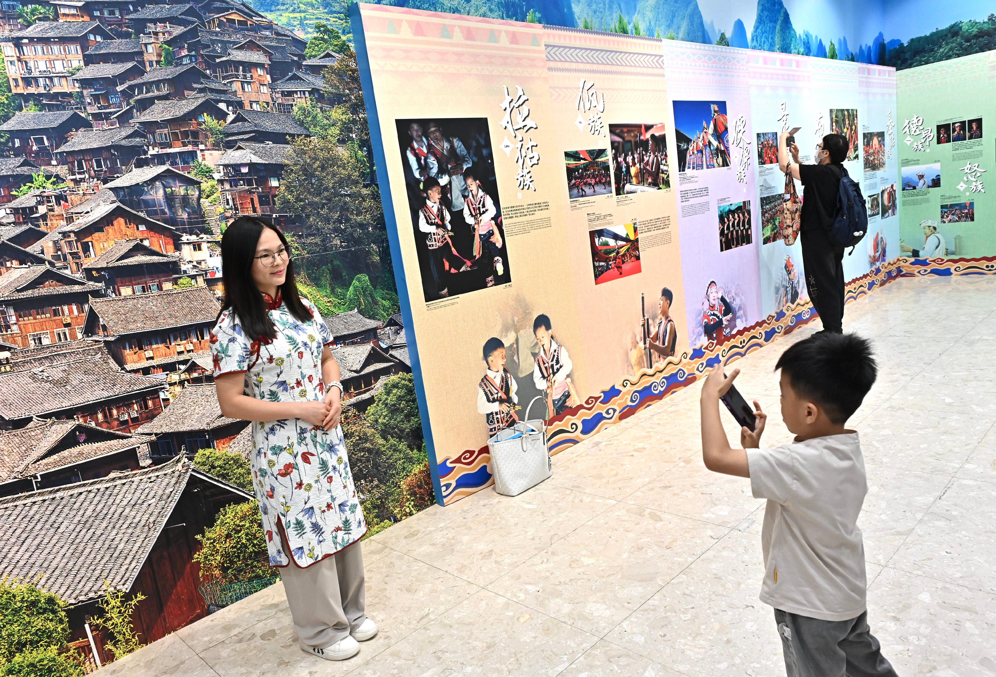 首届「中华文化节」今日（六月九日）下午在沙田举办《多彩华艺》嘉年华。图示市民参观《绽艳──中华织锦耀东方》相片展。
