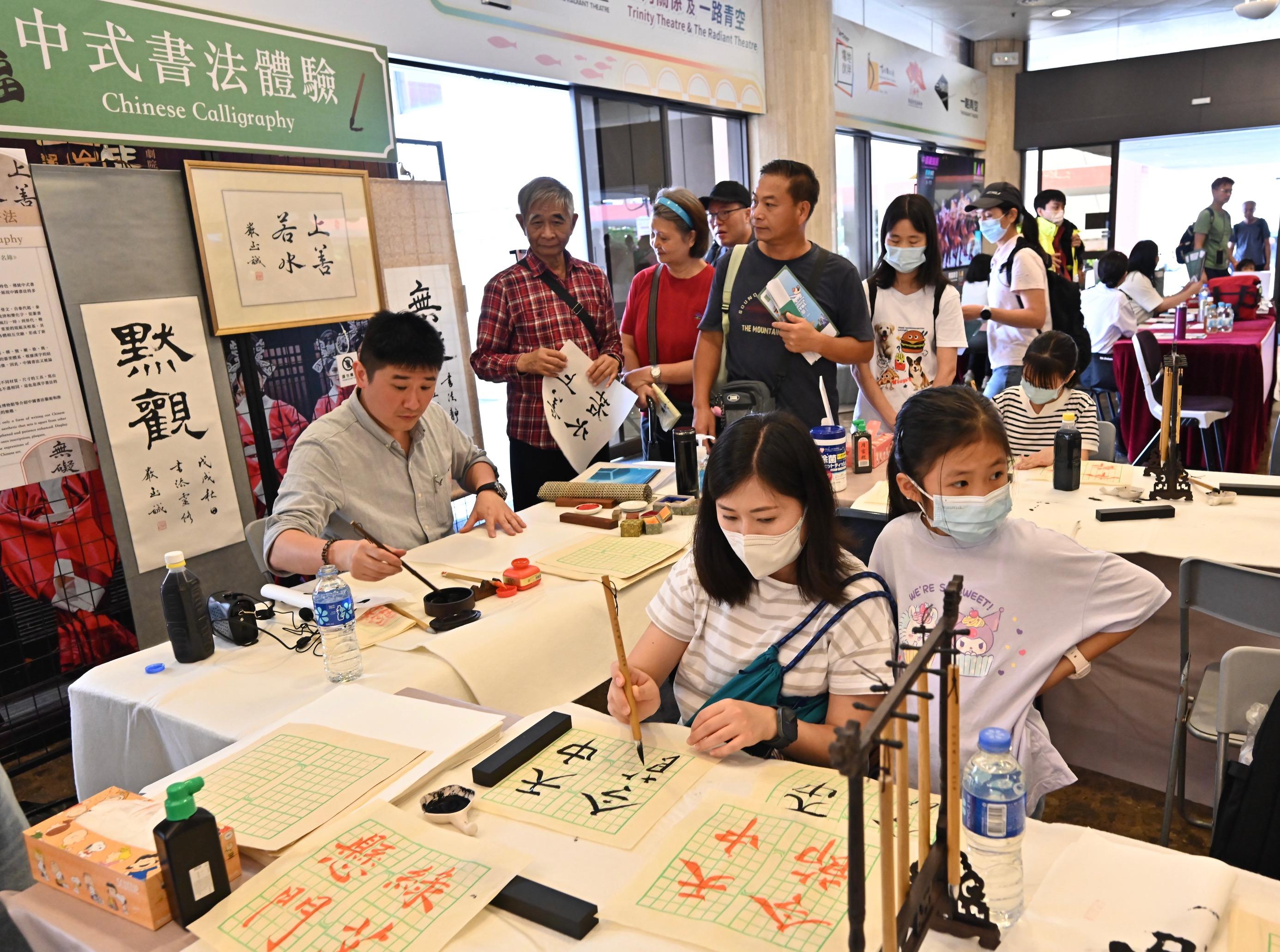 The "Encountering Chinese Culture" carnival of the inaugural Chinese Culture Festival was held this afternoon (June 9) in Sha Tin. Photo shows members of the public taking part in the cultural booth activities.