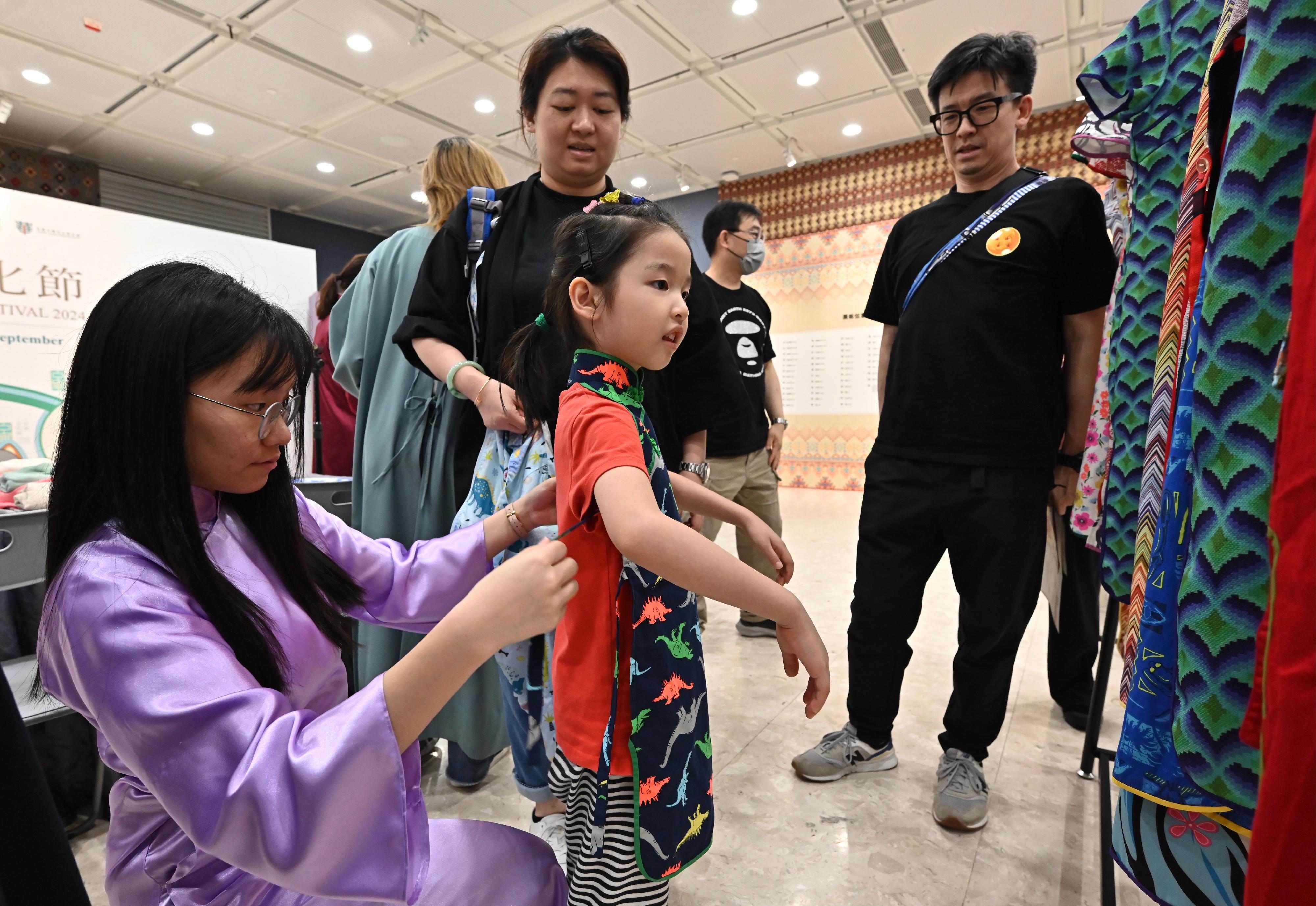 The "Encountering Chinese Culture" carnival of the inaugural Chinese Culture Festival was held this afternoon (June 9) in Sha Tin. Photo shows members of the public taking part in the cultural booth activities.