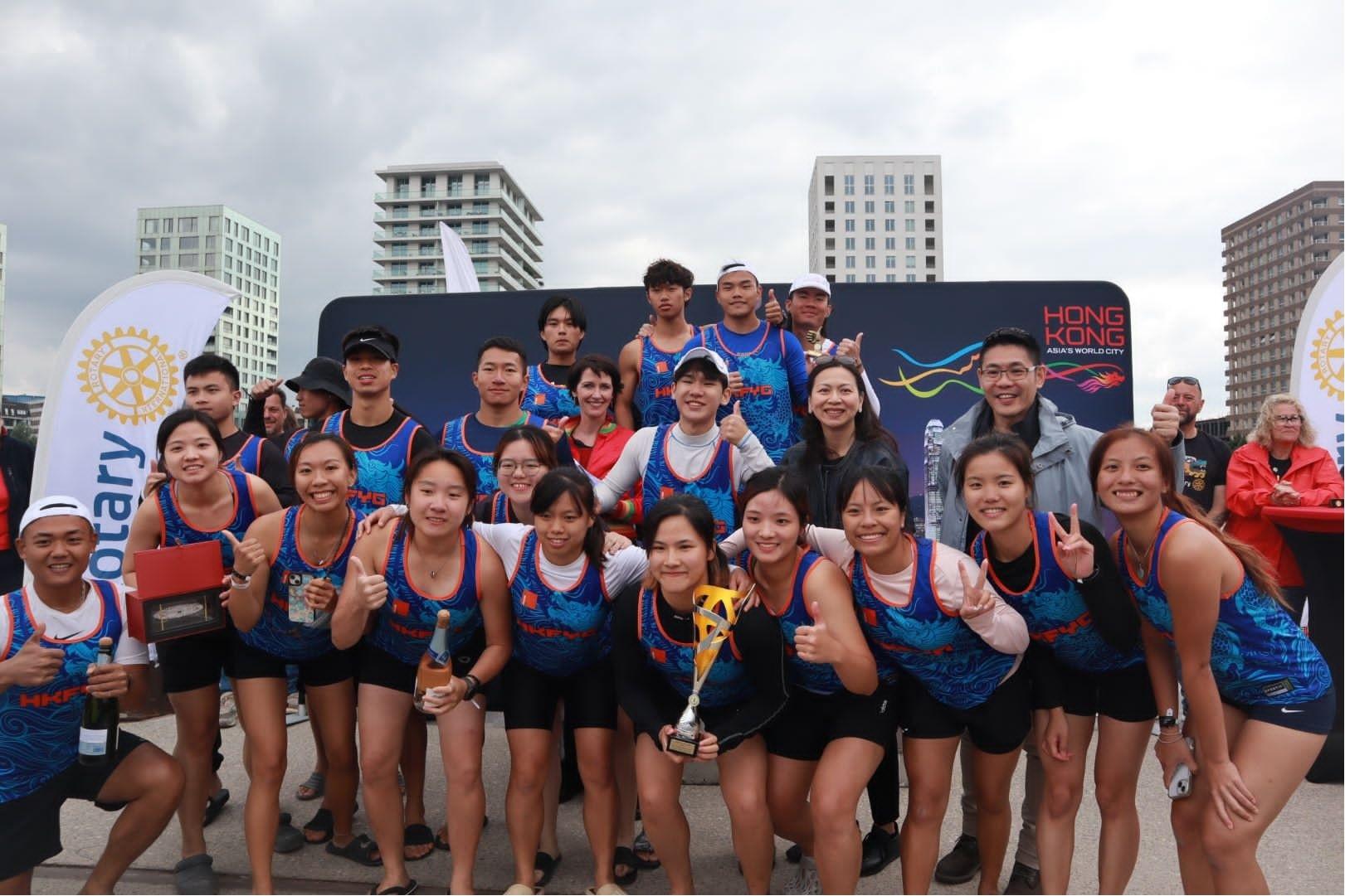 The Hong Kong Federation of Youth Groups team won the Hong Kong Dragon Boat Festival in Antwerp, Belgium on June 8 (Antwerp time). Photo shows Deputy Representative of the Hong Kong Economic and Trade Office in Brussels Miss Fiona Li (second row, second right) presenting the team with "Hong Kong Trophy".