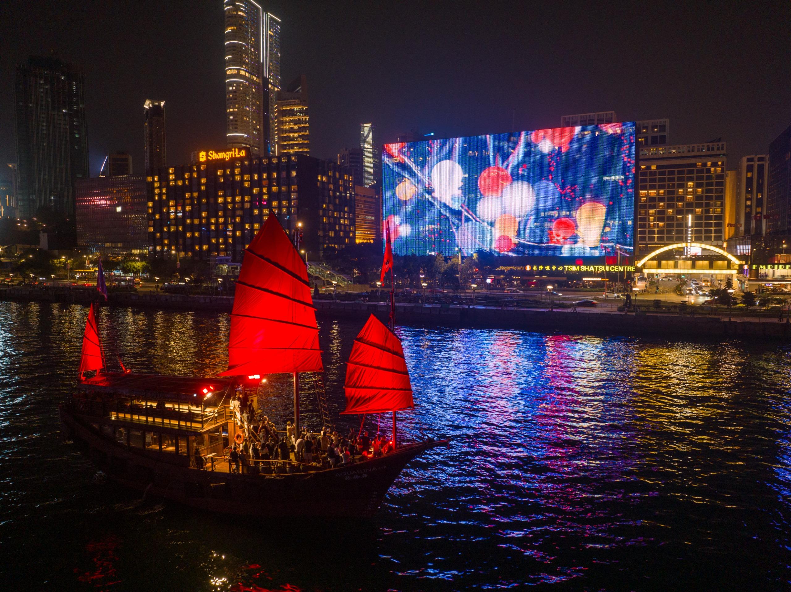 由康乐及文化事务署主办的大型户外艺术计划「艺术@维港2024」已于六月八日圆满结束。组成计划的五个艺术项目自三月底开幕以来，广受本地市民及旅客欢迎。图示信和集团与本地艺术组织HKWALLS合作呈献的《流动光影》。