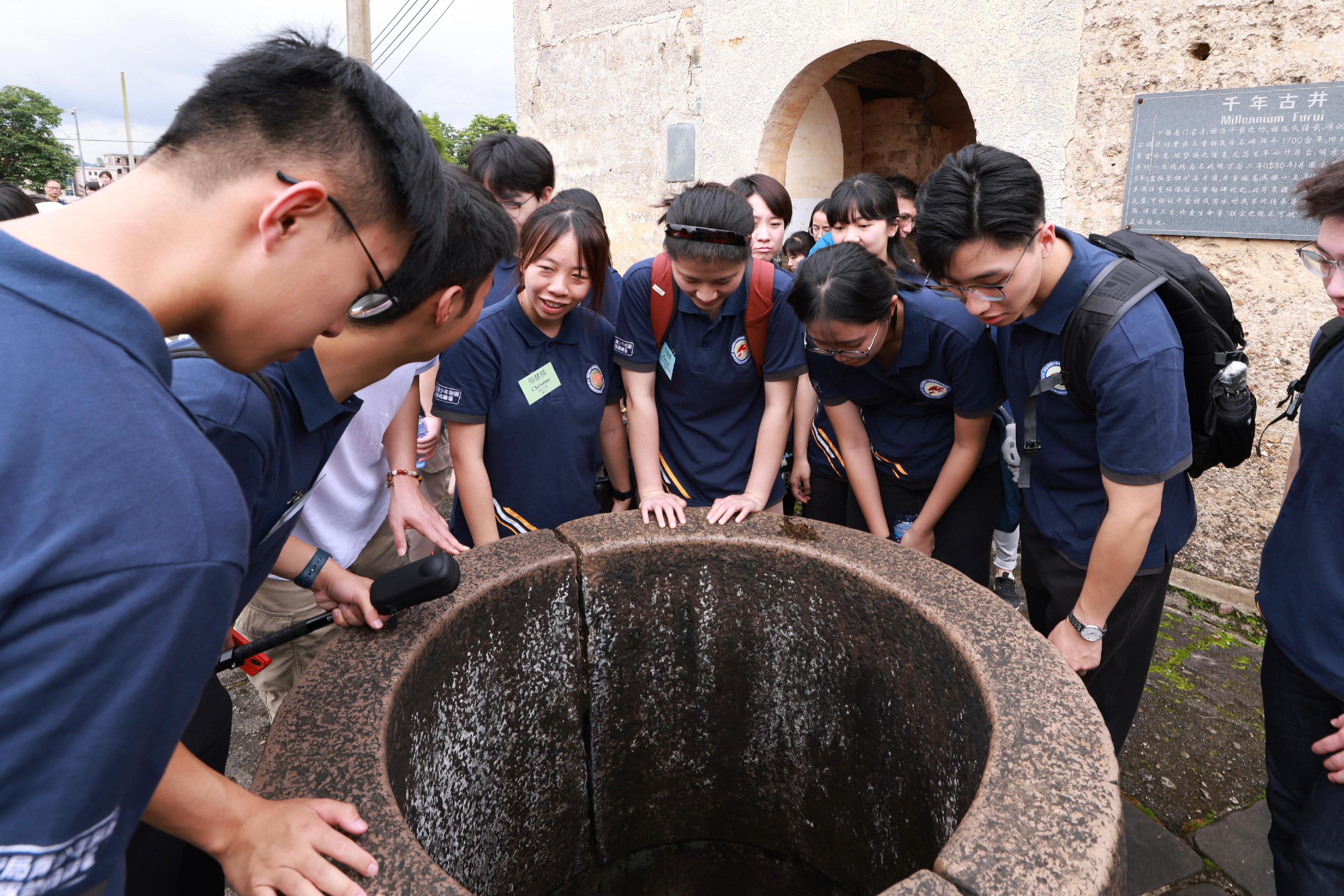 Security Bureau Youth Uniformed Group Leaders Forum (Leaders Forum) concluded a three-day visit to the Greater Bay Area today (June 10). Photo shows Leaders Forum members touring the ancient village of Linzhai yesterday (June 9).