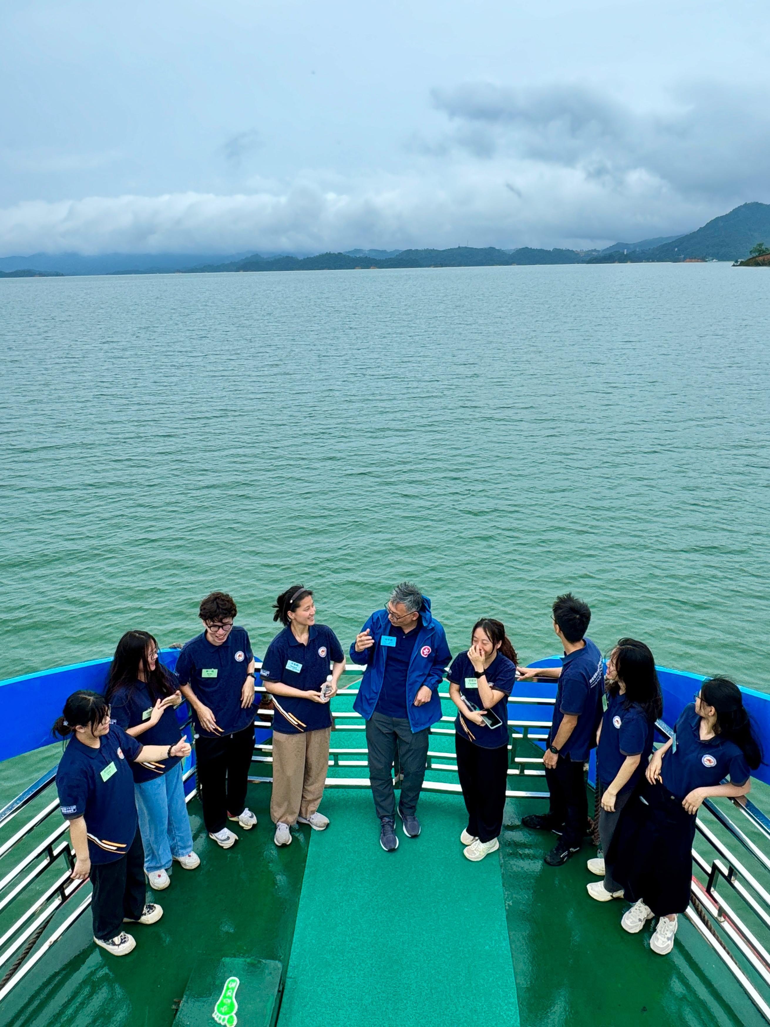 Security Bureau Youth Uniformed Group Leaders Forum (Leaders Forum) concluded a three-day visit to the Greater Bay Area today (June 10). Photo shows the Under Secretary for Security, Mr Michael Cheuk (centre), and Leaders Forum members yesterday (June 9) visiting a scenic location of Wanlv Lake, which is one of the water supply sources to Hong Kong.