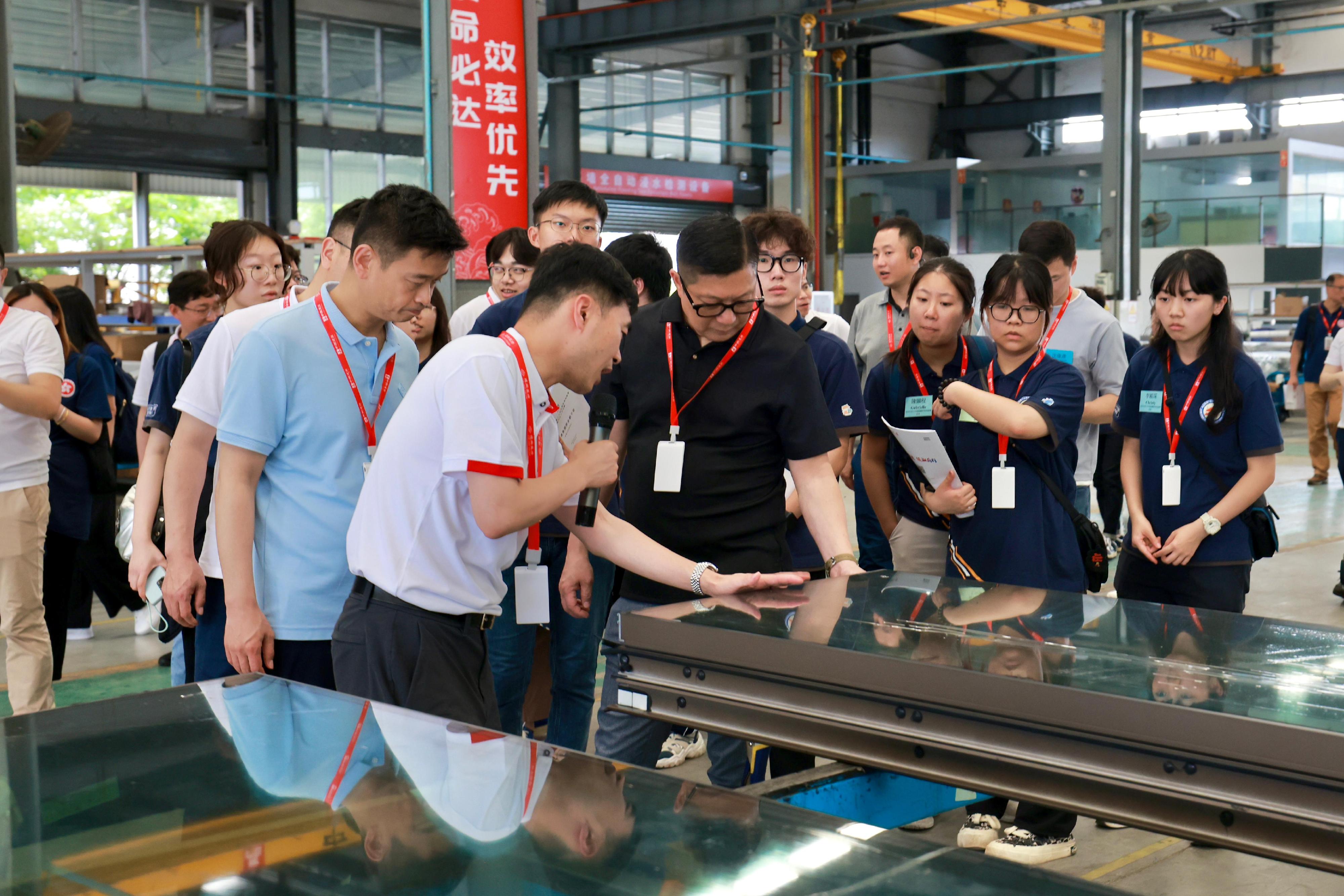 Security Bureau Youth Uniformed Group Leaders Forum (Leaders Forum) concluded a three-day visit to the Greater Bay Area today (June 10). Photo shows the Secretary for Security, Mr Tang Ping-keung (centre), leading Leaders Forum members to visit the production base of China State Construction International Holdings Limited in Zhuhai today to learn about the innovative technology used in Mainland construction works.