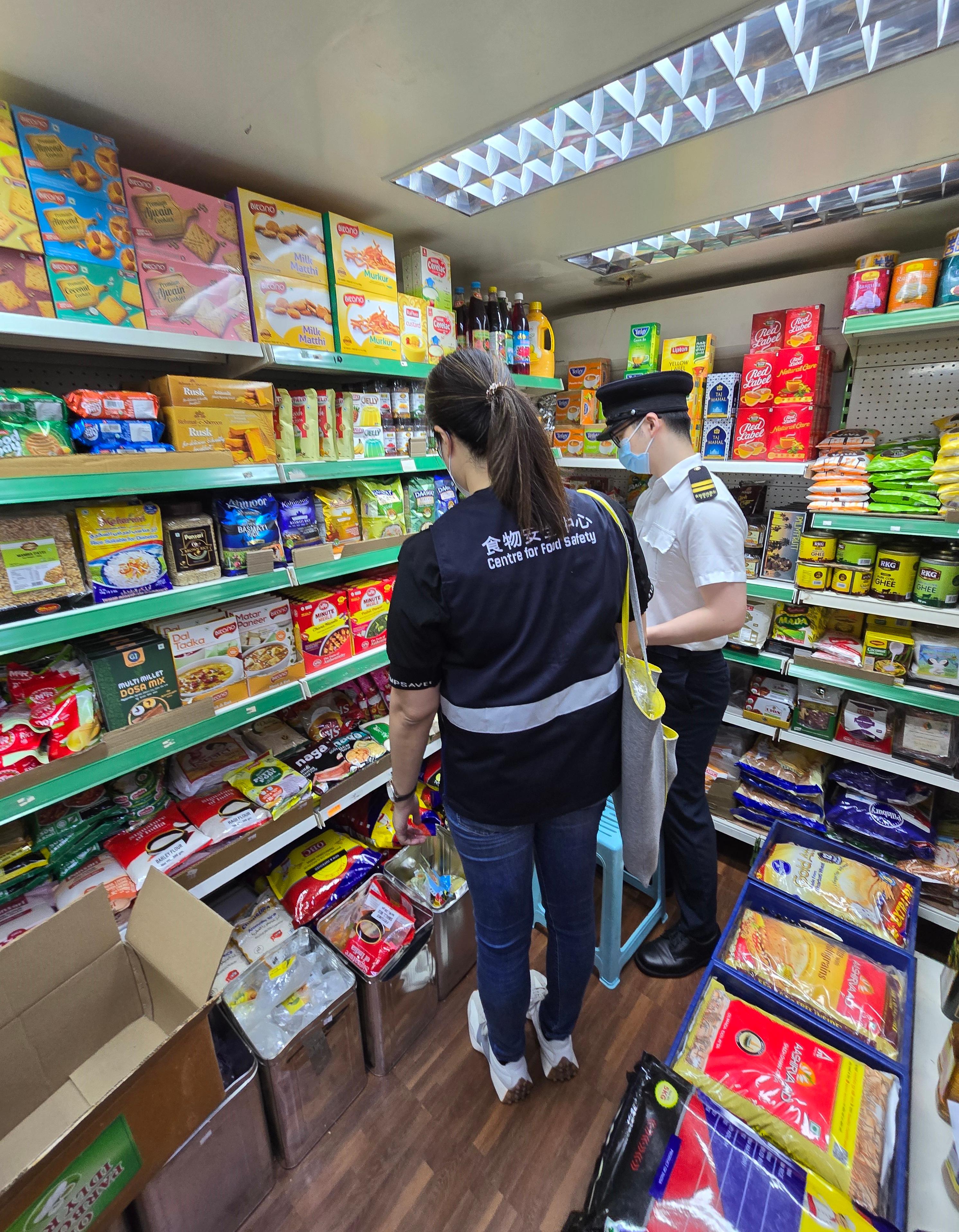 The Centre for Food Safety and the Environmental Hygiene Branch of the Food and Environmental Hygiene Department (FEHD) today (June 10) conducted blitz inspections to multiple retail outlets, in order to strengthen crackdowns on the illegal sale of chewing smokeless tobacco products. Photo shows the FEHD staff inspecting one of the retail outlets.