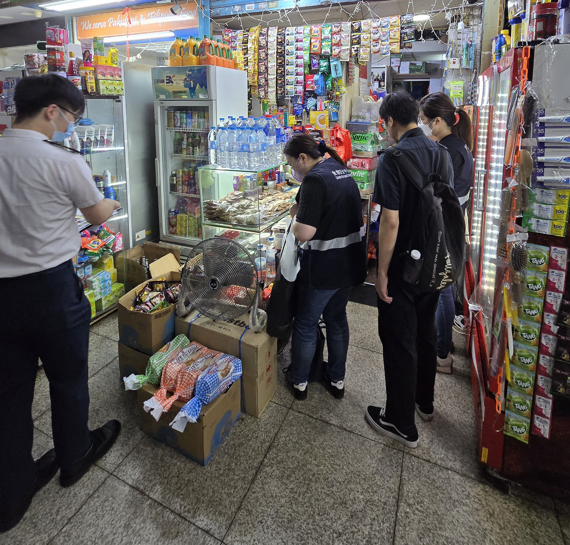 The Centre for Food Safety and the Environmental Hygiene Branch of the Food and Environmental Hygiene Department (FEHD) today (June 10) conducted blitz inspections to multiple retail outlets, in order to strengthen crackdowns on the illegal sale of chewing smokeless tobacco products. Photo shows the FEHD staff inspecting one of the retail outlets.