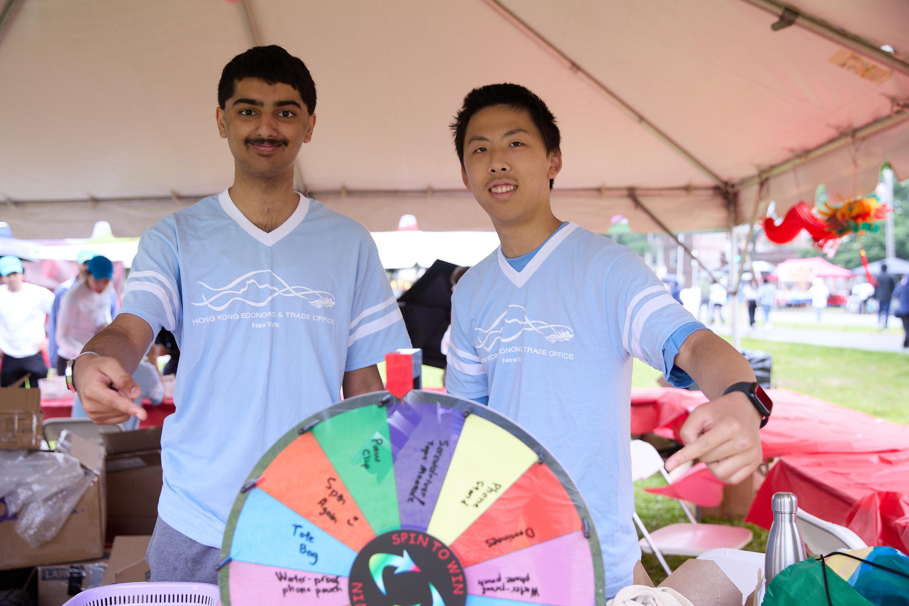 The Hong Kong Economic and Trade Office, New York set up a game booth at the 45th Boston Hong Kong Dragon Boat Festival on June 9 (Boston time), which attracted over 20 000 revellers.