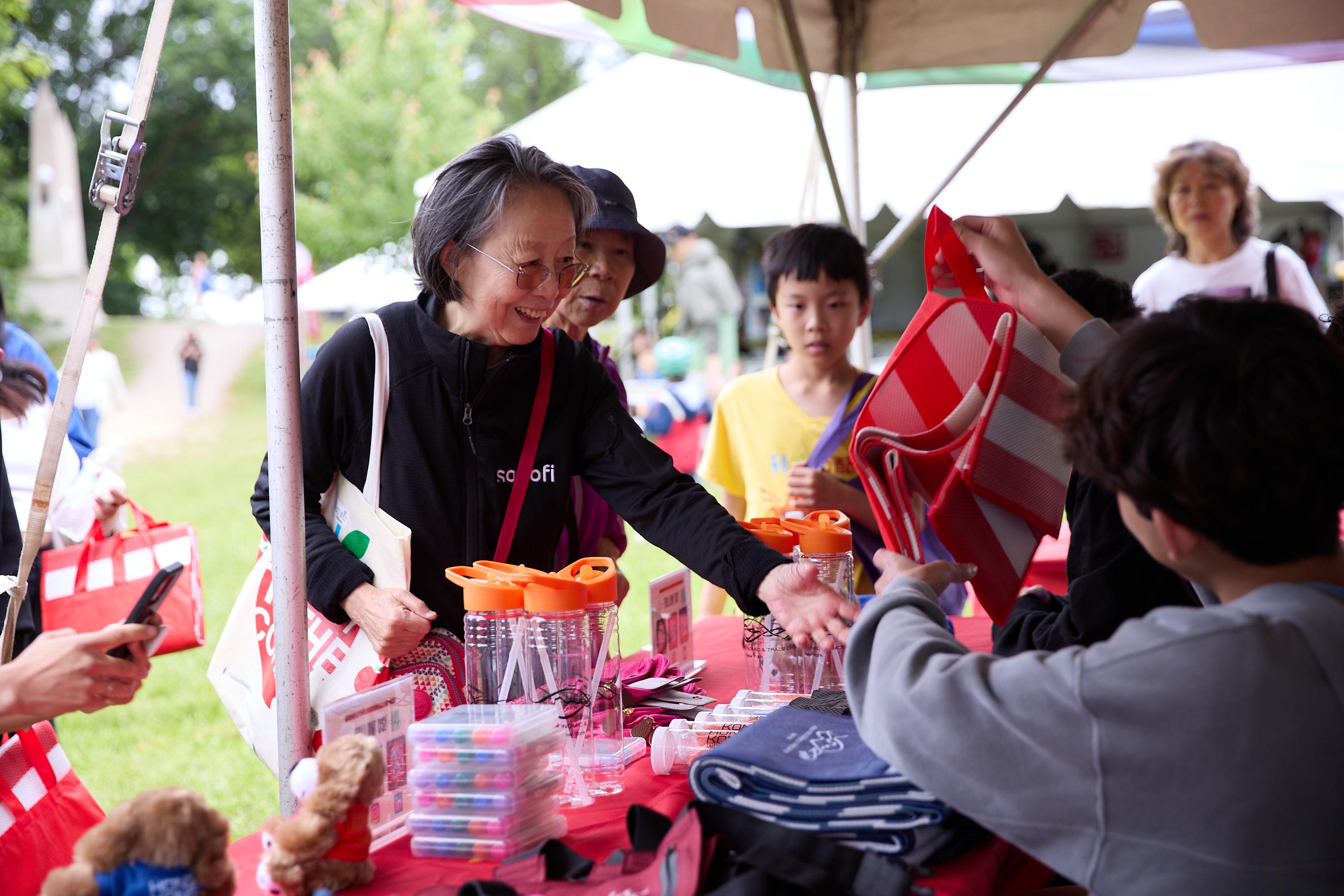 The Hong Kong Economic and Trade Office, New York set up a game booth at the 45th Boston Hong Kong Dragon Boat Festival on June 9 (Boston time), which attracted over 20 000 revellers.