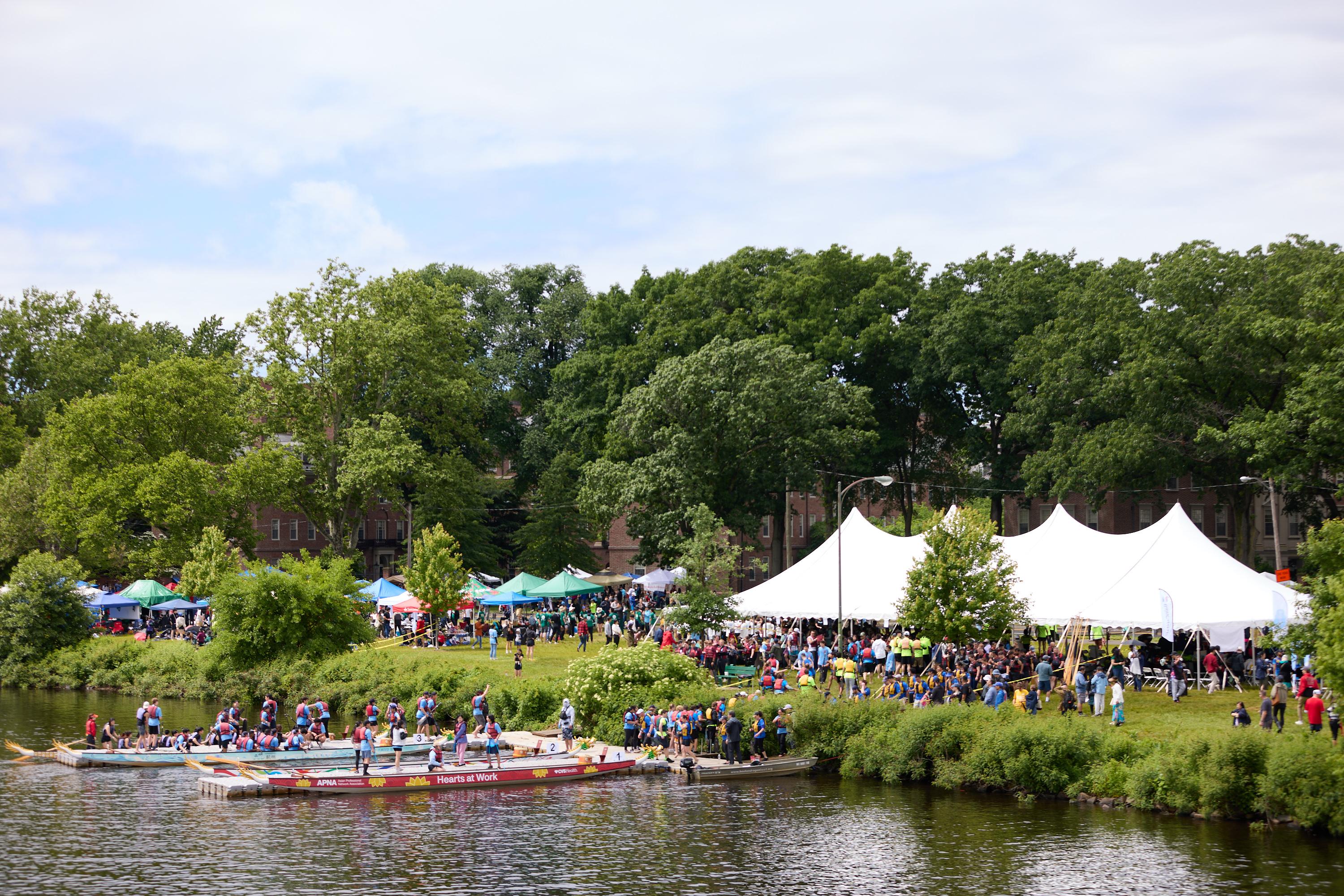 The 45th Boston Hong Kong Dragon Boat Festival on June 9 (Boston time) attracted over 20 000 revellers. The Hong Kong Economic and Trade Office, New York is the naming sponsor for the festival.