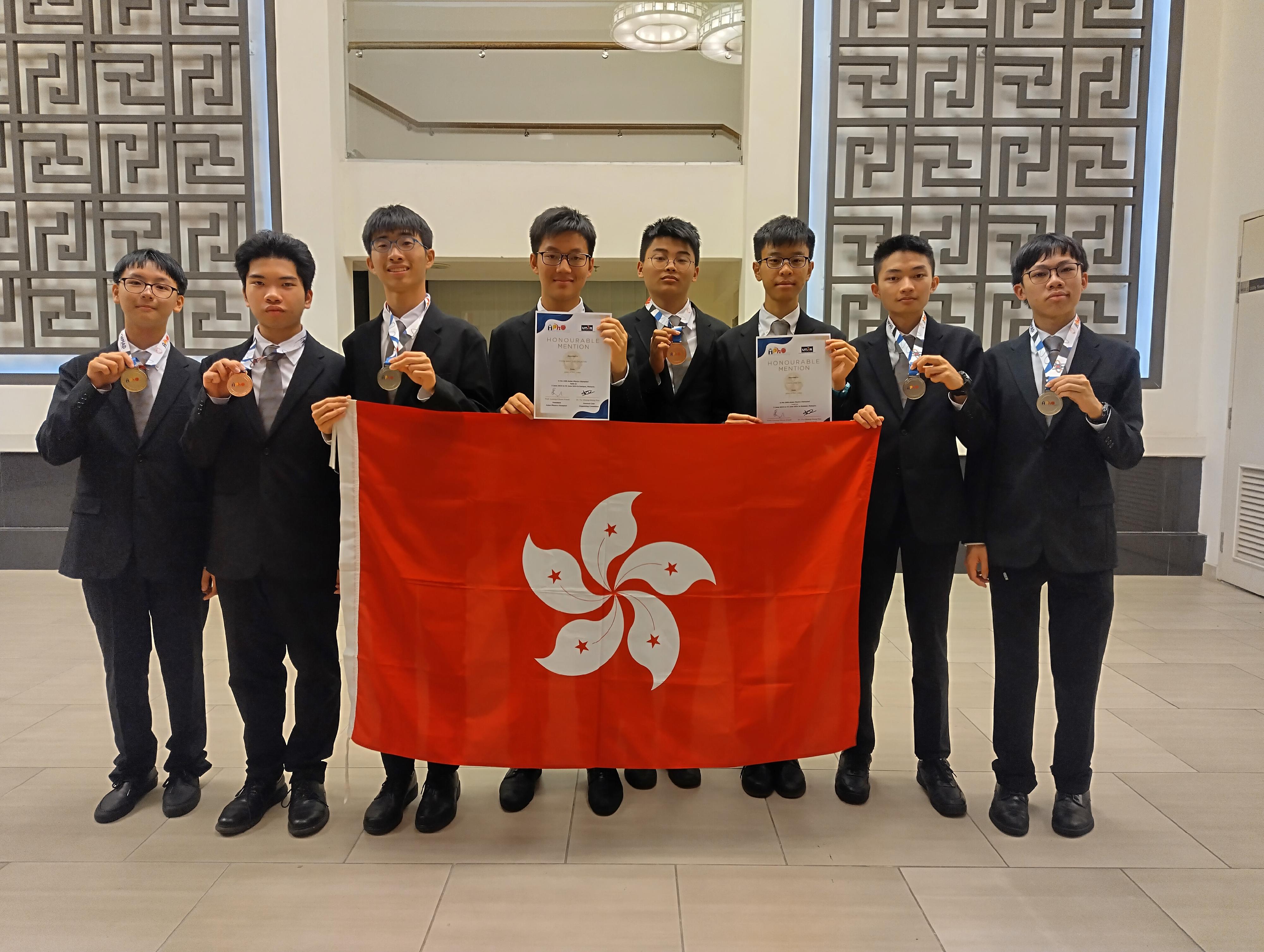 八名学生代表香港参加六月三日至十日在马来西亚举行的第二十四届亚洲物理奥林匹克，表现优异。他们是（左起）刘畅、梅乐天、甄璟尧、潘俊彦、唐铭蔚、陈恺知、傅思皓和梁至锋。