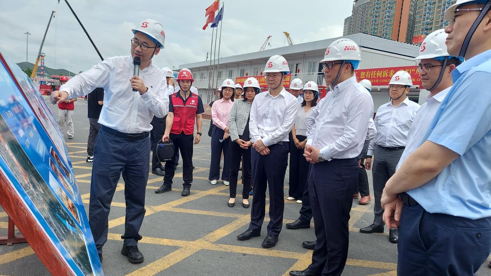 A delegation of the Hong Kong Special Administrative Region led by the Secretary for Security, Mr Tang Ping-keung, and a delegation of the Shenzhen Municipal Government led by Vice Mayor of the Shenzhen Municipal Government Mr Luo Huanghao held a task force meeting on the collaboration for the planning and development of Hong Kong-Shenzhen control points in Shenzhen today (June 11). Photo shows Mr Tang (fourth right) visiting the redevelopment site at the Huanggang boundary control point to learn about the latest progress.