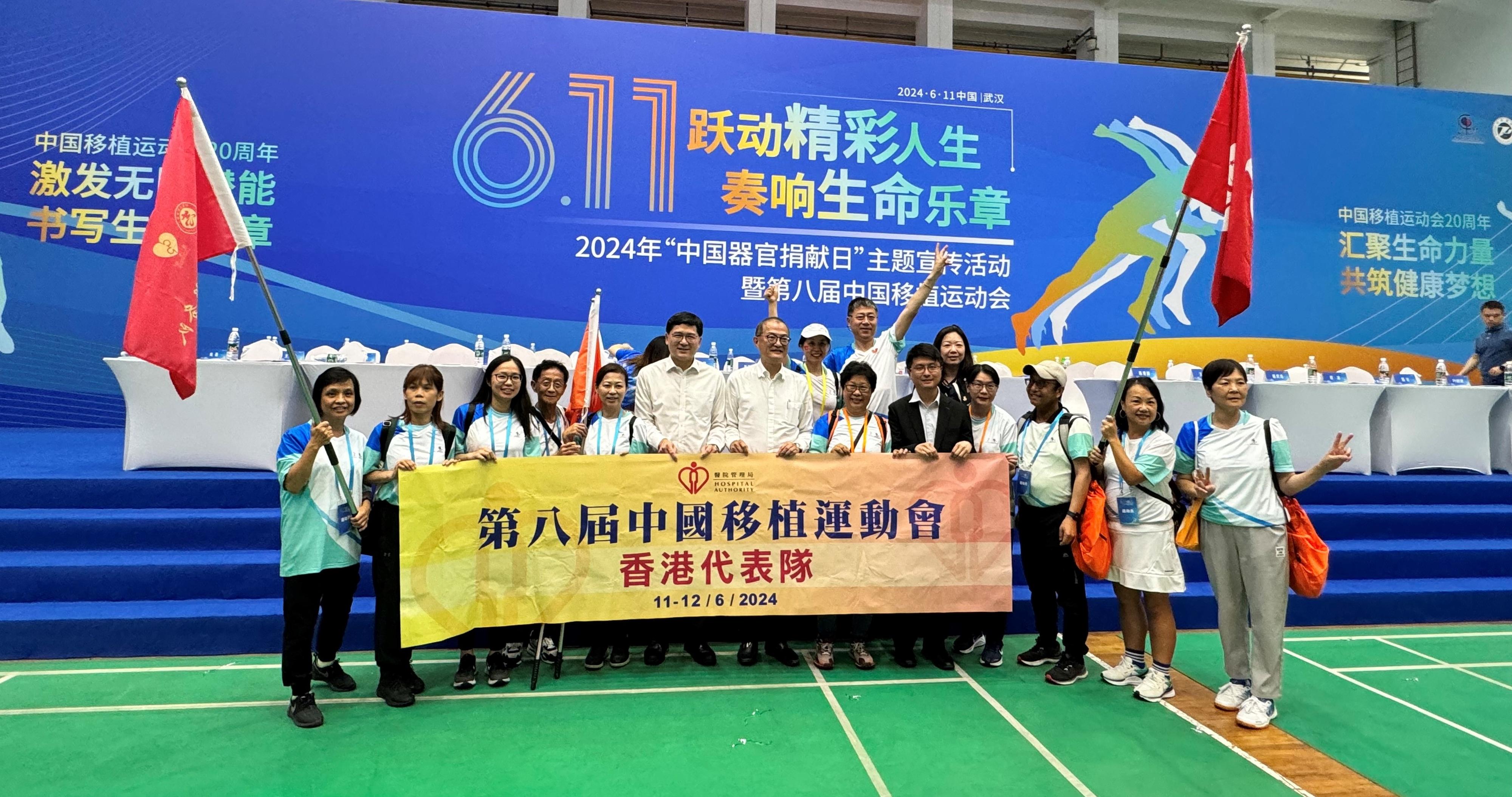 盧寵茂教授（左七）和醫院管理局行政總裁高拔陞醫生（左六）與香港運動員合照。