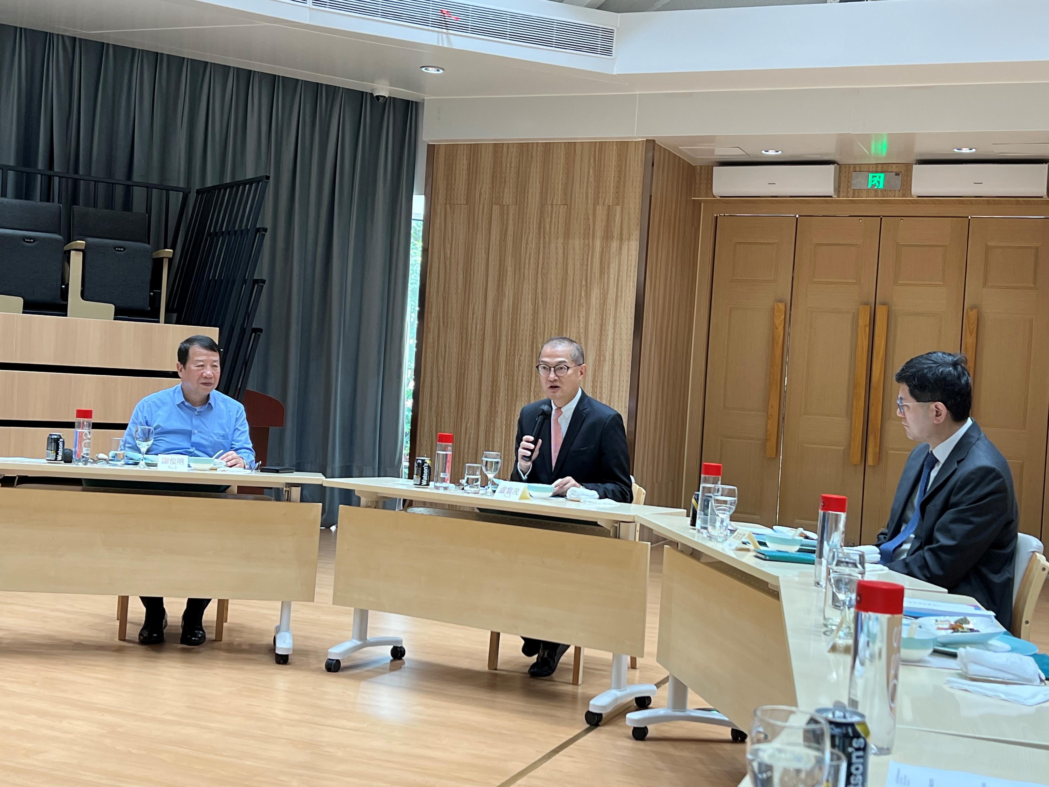 The Secretary for Health, Professor Lo Chung-mau (centre), led a delegation to visit the Wuhan Asia General Hospital to meet and exchange views with the Chairman of the Hong Kong Asia Medical Group, Mr Tse Chun-ming (left), and the senior management of the hospital today (June 11). The Chief Executive of the Hospital Authority, Dr Tony Ko (right), also attended the meeting.