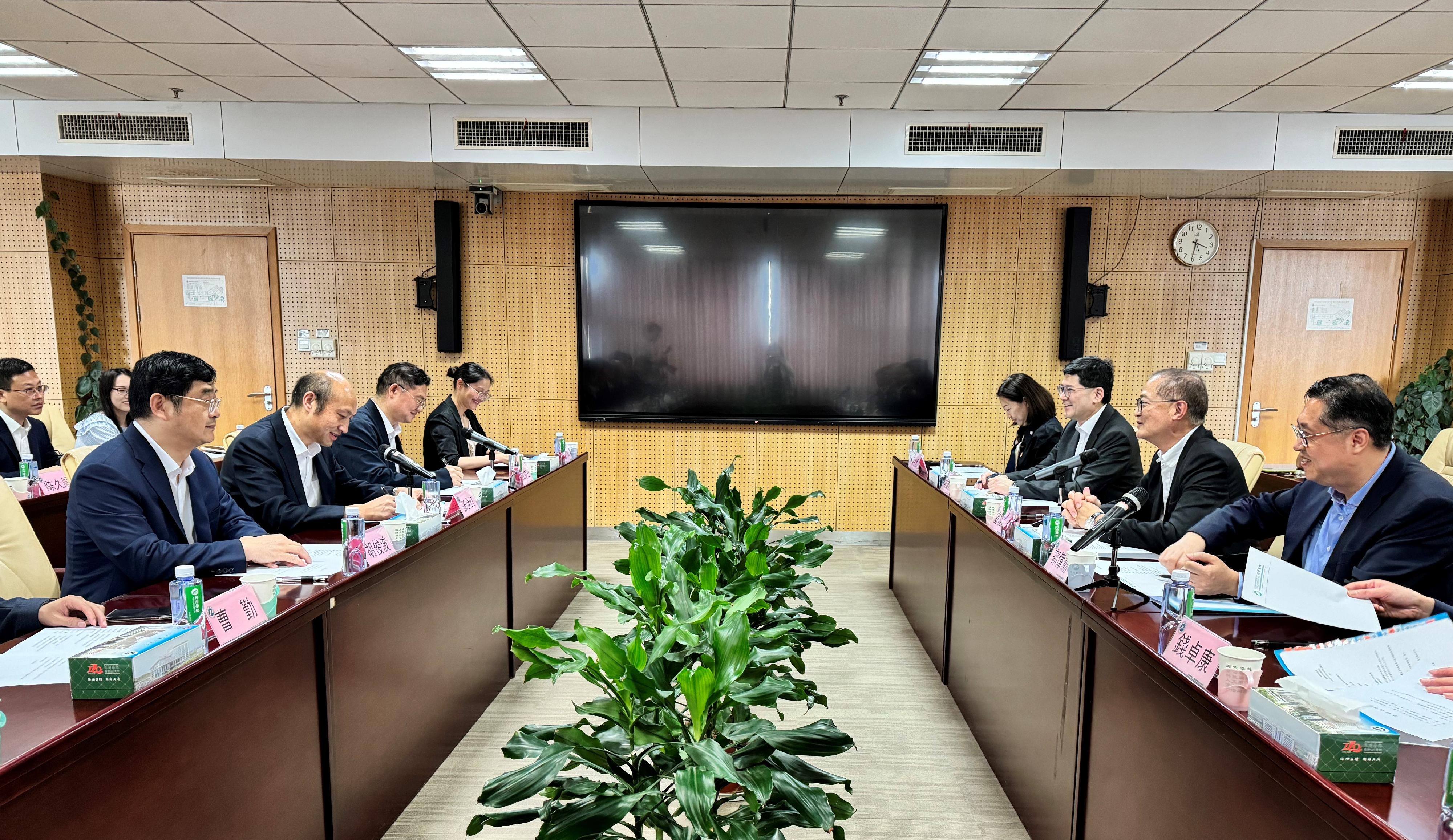 The Secretary for Health, Professor Lo Chung-mau (second right), meets with Deputy Director General of the Health Commission of Hubei Province Mr Zhang Quanhong (second left) in Wuhan today (June 11). The Chief Executive of the Hospital Authority, Dr Tony Ko (third right), also attended the meeting.