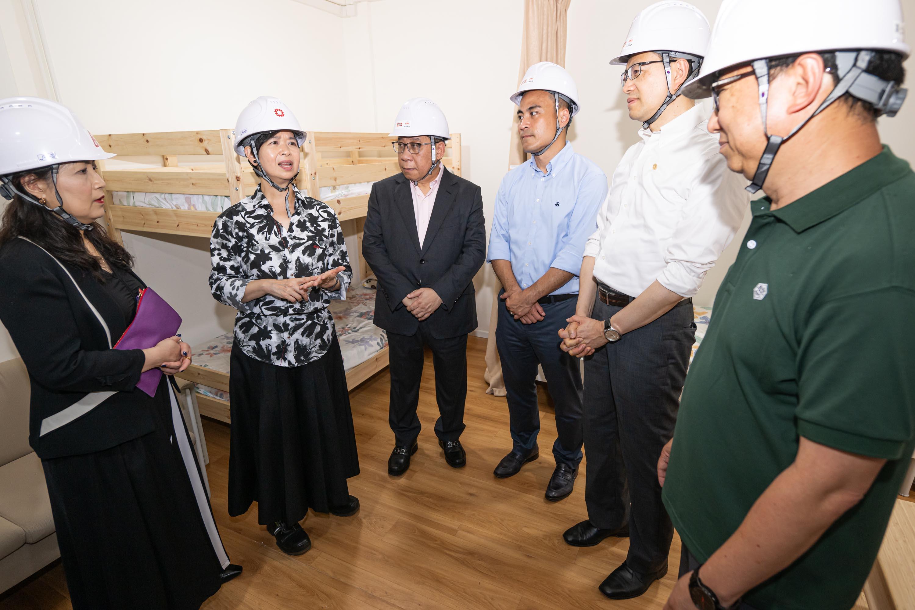 The Legislative Council Panel on Housing visited the Choi Hing Road Light Public Housing project in Ngau Tau Kok today (June 11). Photo shows Members touring the show flats of the Choi Hing Road project to understand its design and facilities.