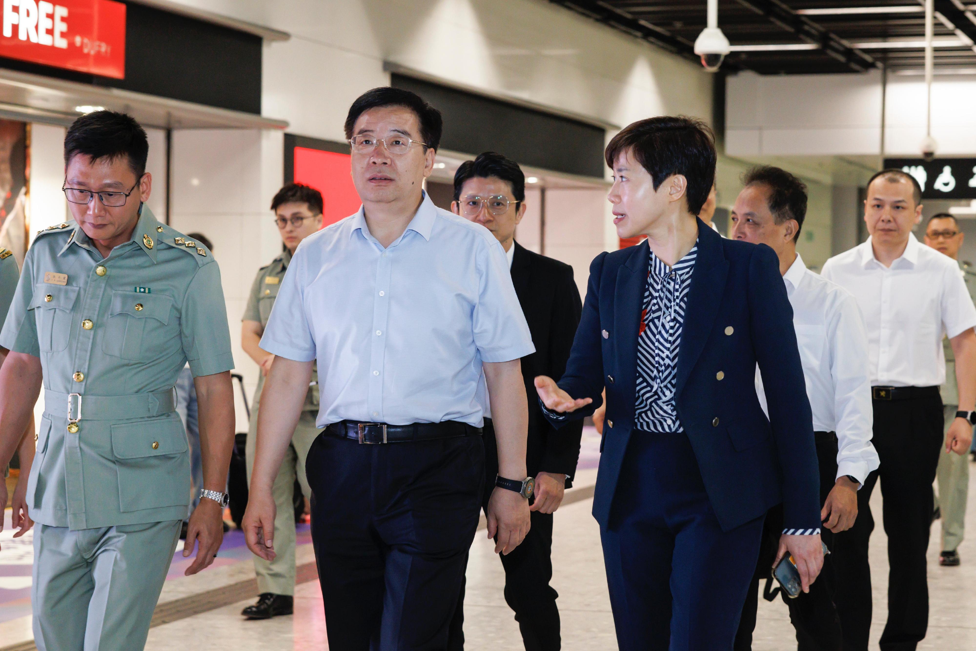香港海关关长何佩珊（前排右）今日（六月十二日）陪同国家海关总署广东分署主任李魁文（前排中）到广深港高速铁路西九龙站实地考察。