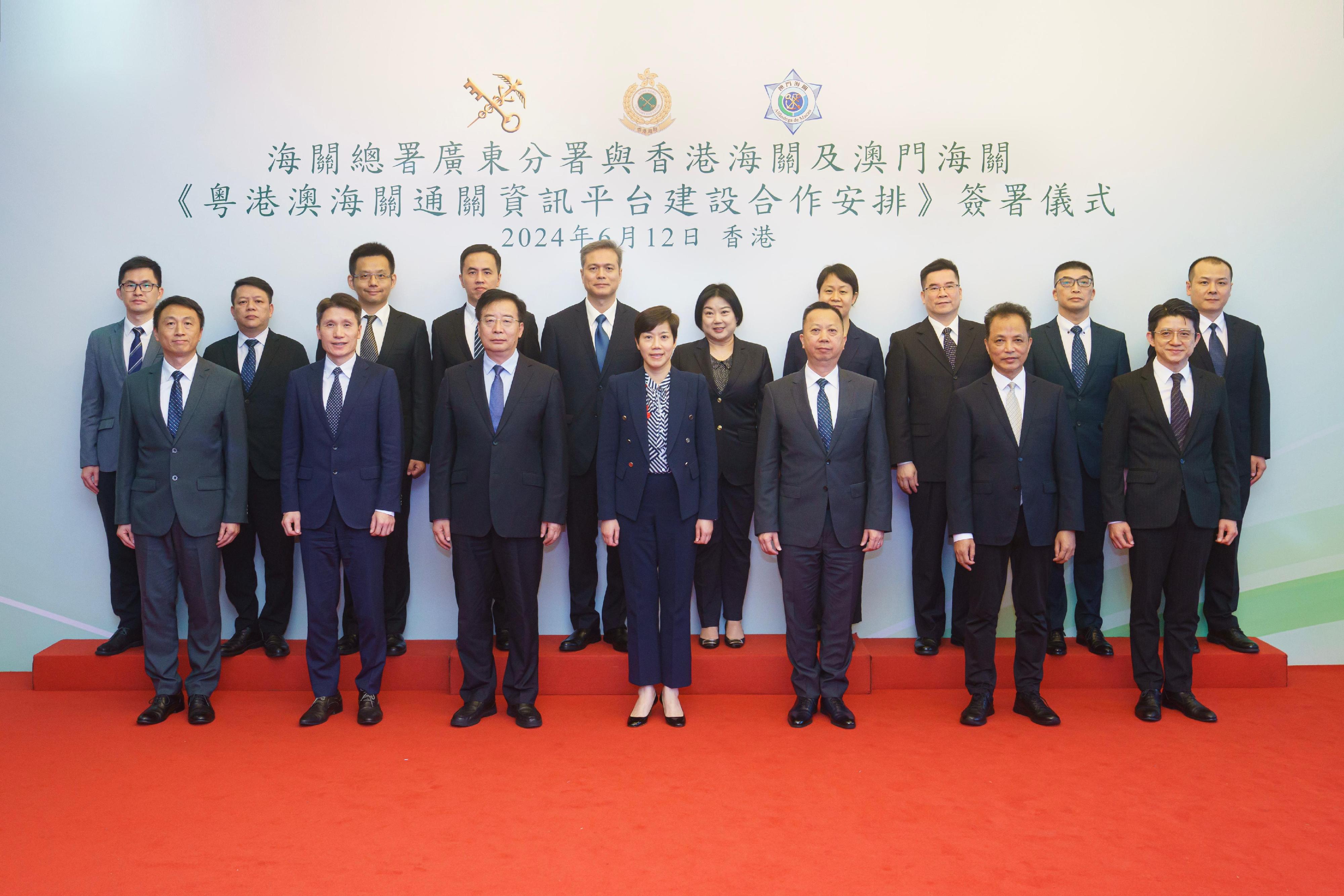 The Commissioner of Customs and Excise, Ms Louise Ho; the Director General of the Guangdong Sub-Administration of the General Administration of Customs of the People's Republic of China (GACC), Mr Li Kuiwen; and the Director-General of the Macao Customs Service, Mr Vong Man-chong, signed the “Co-operative Arrangement on the Guangdong-Hong Kong-Macao Customs Clearance Information Platform” in Hong Kong today (June 12). Photo shows Ms Ho (front row, centre); Mr Li (front row, third left); Mr Vong (front row, third right); the Deputy Commissioner (Control and Enforcement) of Customs and Excise, Mr Mark Woo (front row, second left); the Deputy Director General of the Guangdong Sub-Administration of the GACC, Mr Feng Guoqing (front row, second right); the Acting Assistant Director-General of Macao Customs Service, Mr Ip Va-chio (front row, first left); the Assistant Commissioner (Boundary and Ports) of Customs and Excise, Mr Kenneth Chu (front row, first right); the Director of Customs Liaison Division, Police Liaison Department, Liaison Office of the Central People's Government in the Hong Kong Special Administrative Region, Ms Zhuang Yan (back row, fourth right); and delegation members of the three sides.