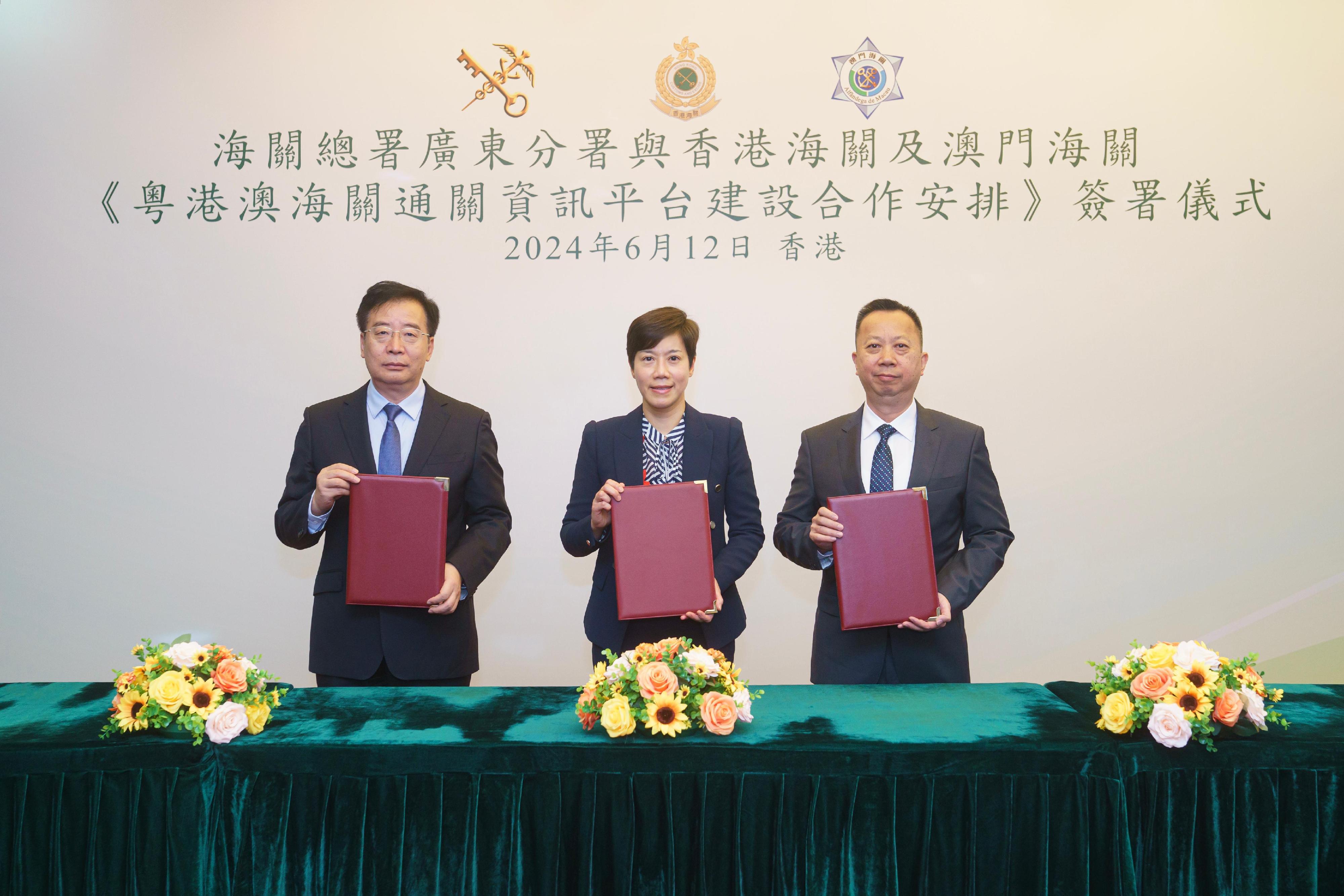 The Commissioner of Customs and Excise, Ms Louise Ho (centre); the Director General of the Guangdong Sub-Administration of the General Administration of Customs of the People's Republic of China, Mr Li Kuiwen (left); and the Director-General of the Macao Customs Service, Mr Vong Man-chong (right), signed the “Co-operative Arrangement on the Guangdong-Hong Kong-Macao Customs Clearance Information Platform” in Hong Kong today (June 12).