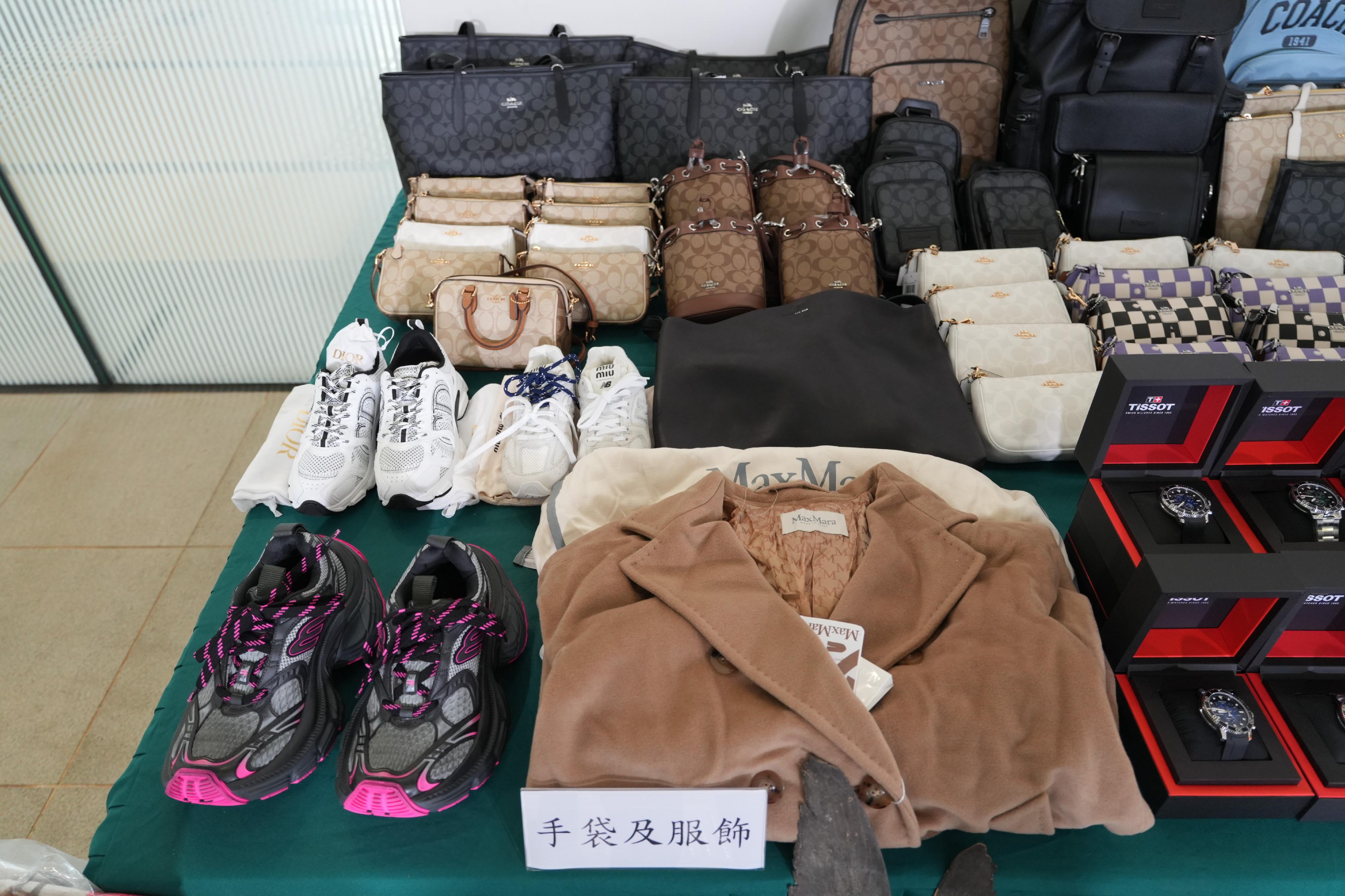 香港海关六月六日侦破一宗涉嫌利用内河船走私的案件，检获大批怀疑走私货物，估计市值共约一千万元。图示部分检获的怀疑走私手袋及衣物。