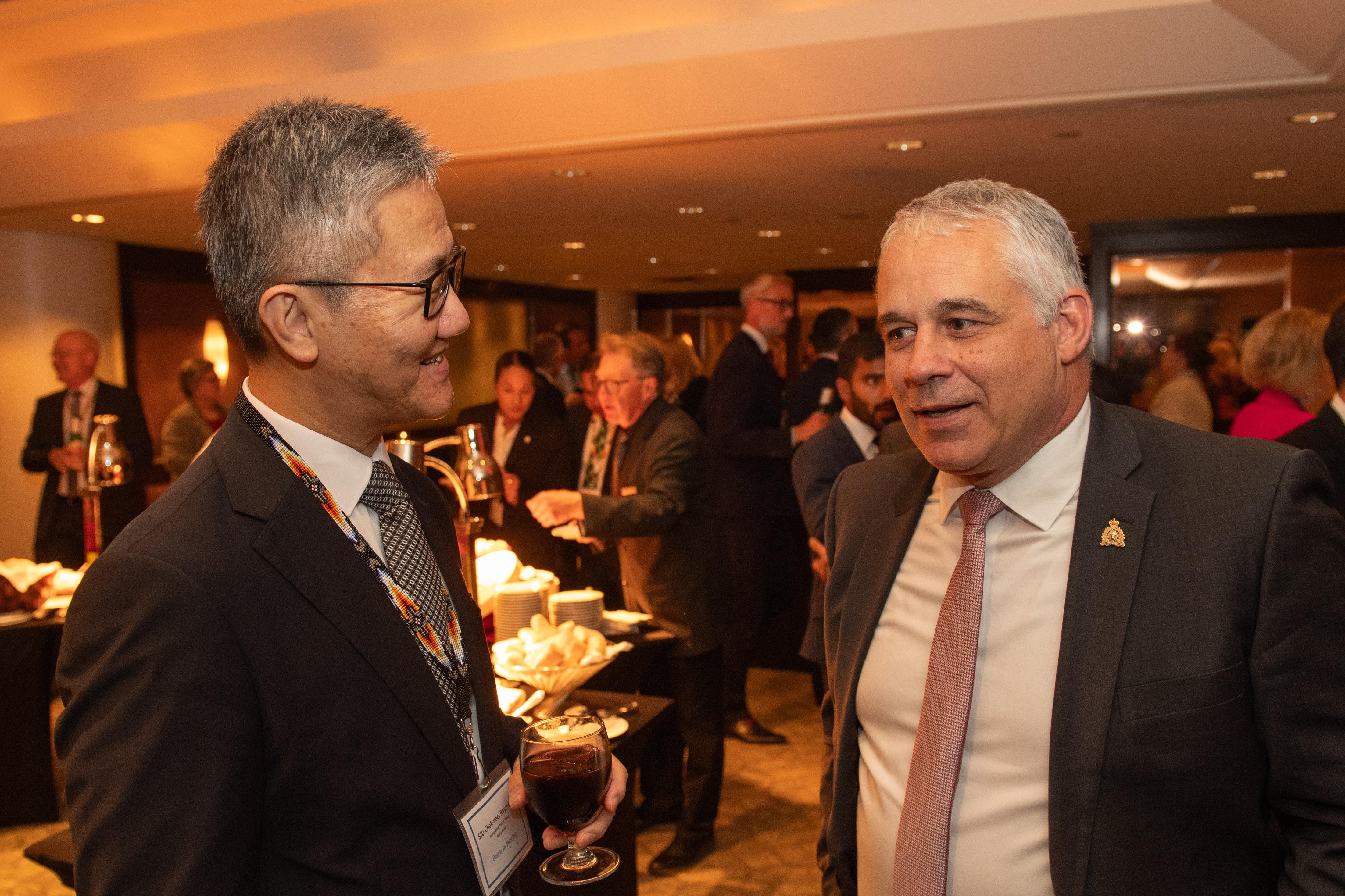 The Commissioner of Police, Mr Siu Chak-yee, led a delegation to Vancouver in Canada to attend the 17th Pearls in Policing Conference from June 8 to 11 (Vancouver time). Photo shows Mr Siu (left) exchanging views with the Commissioner of the Royal Canadian Mounted Police, Mr Mike Duheme.