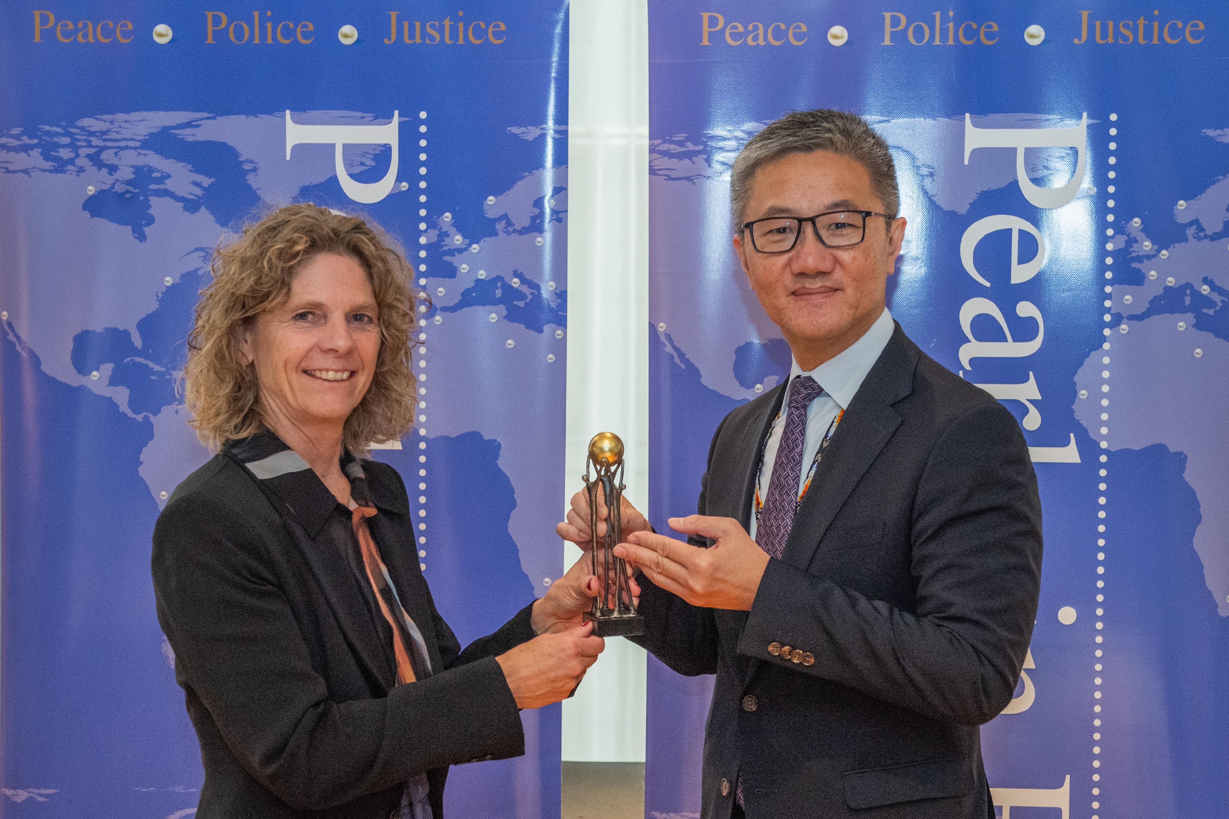 The Commissioner of Police, Mr Siu Chak-yee, led a delegation to Vancouver in Canada to attend the 17th Pearls in Policing Conference from June 8 to 11 (Vancouver time), and to engage in exchanges with law enforcement leaders from around the world. Photo shows the Commissioner of the National Police of the Netherlands, Ms Janny Knol (left), presenting a souvenir to Mr Siu after a bilateral meeting.