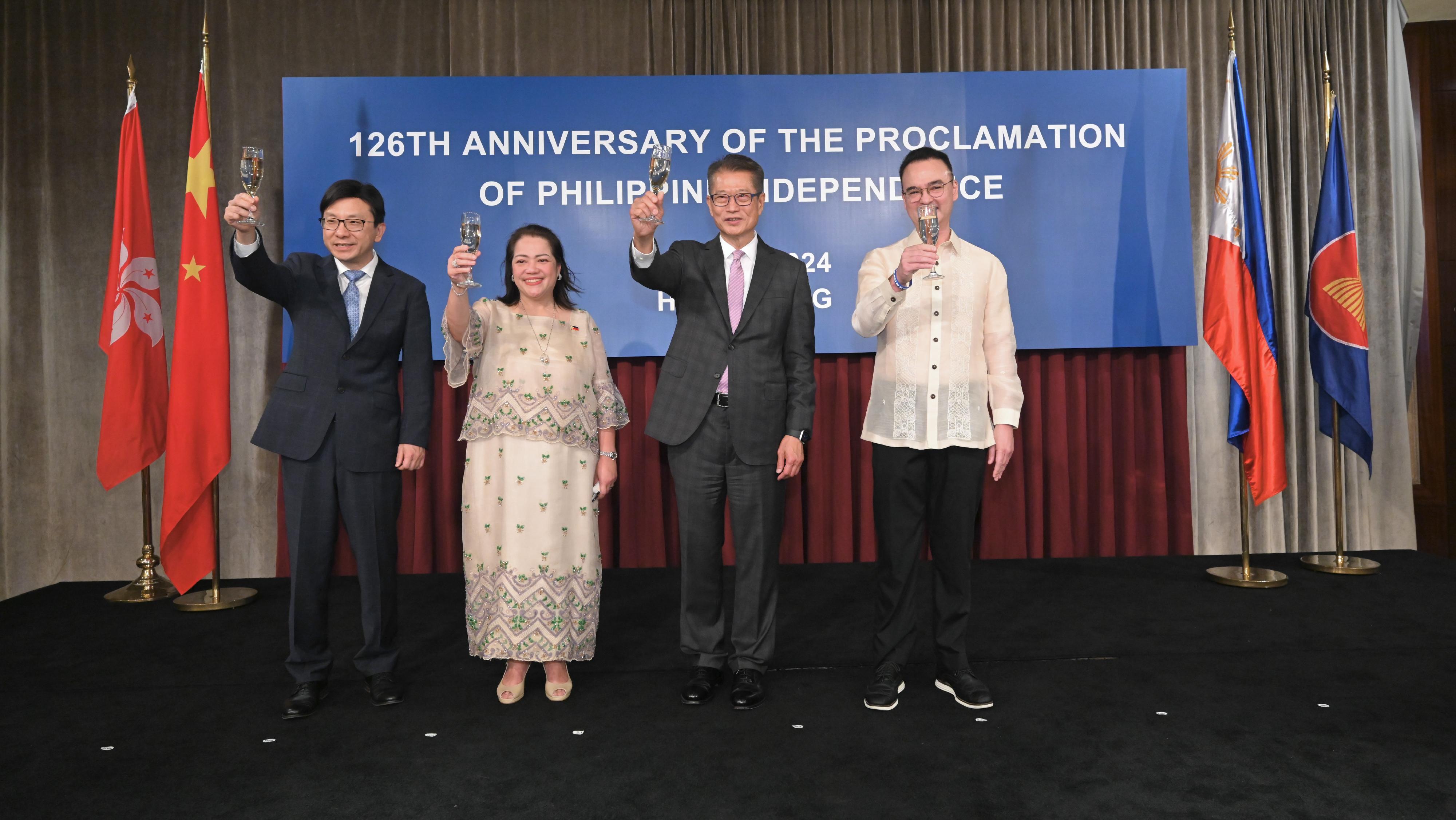 The Financial Secretary, Mr Paul Chan, attended the Reception in Celebration of 126th Anniversary of Proclamation of Philippine Independence today (June 12). Photo shows Mr Chan (second right) with the Consul-General of the Philippines in Hong Kong, Ms Germinia V Aguilar-Usudan (second left); Senator of the Philippines Mr Alan Peter S Cayeton (first right); and the Secretary for Labour and Welfare, Mr Chris Sun (first left), at the reception.
