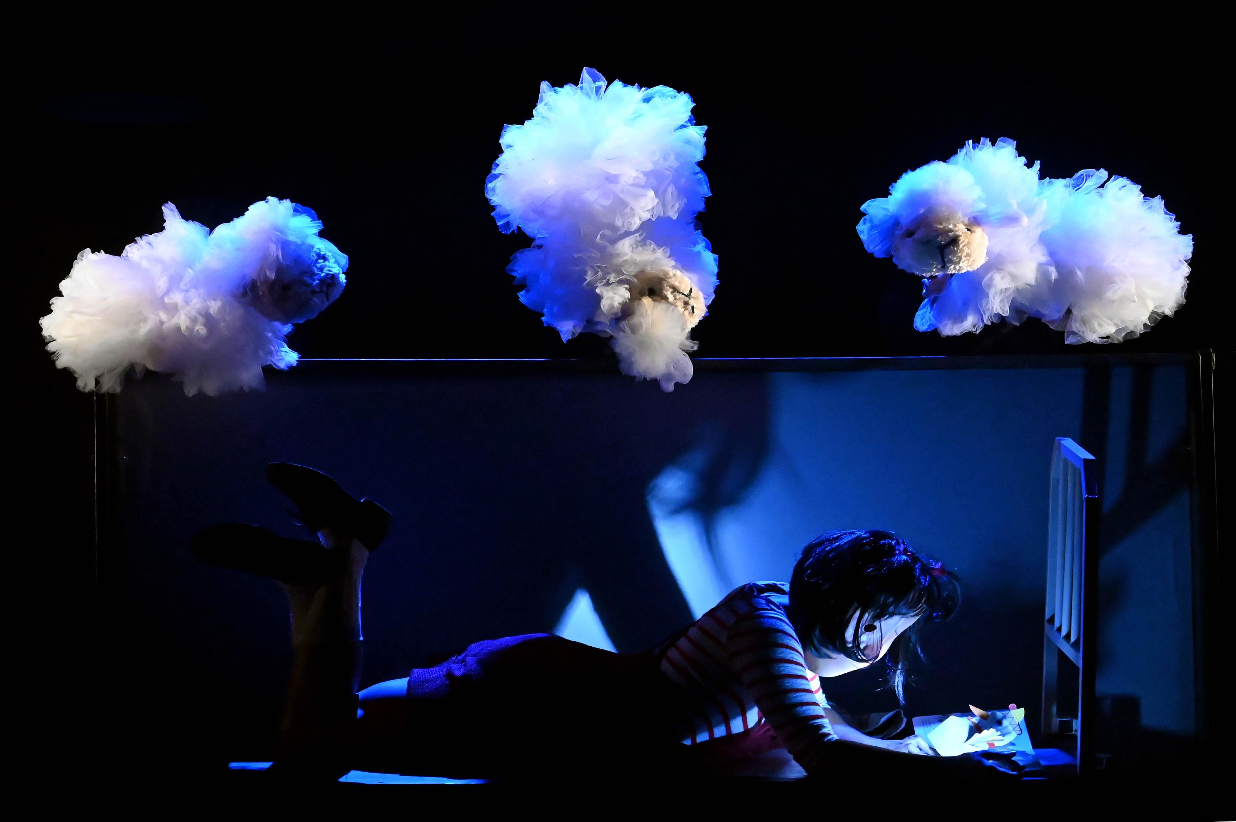 La Buena Compañía from Spain will present the Asian premiere of its multidisciplinary theatre work "DEMO, Elegy of the moment" in Hong Kong in July. Photo shows a scene from "DEMO, Elegy of the moment".
