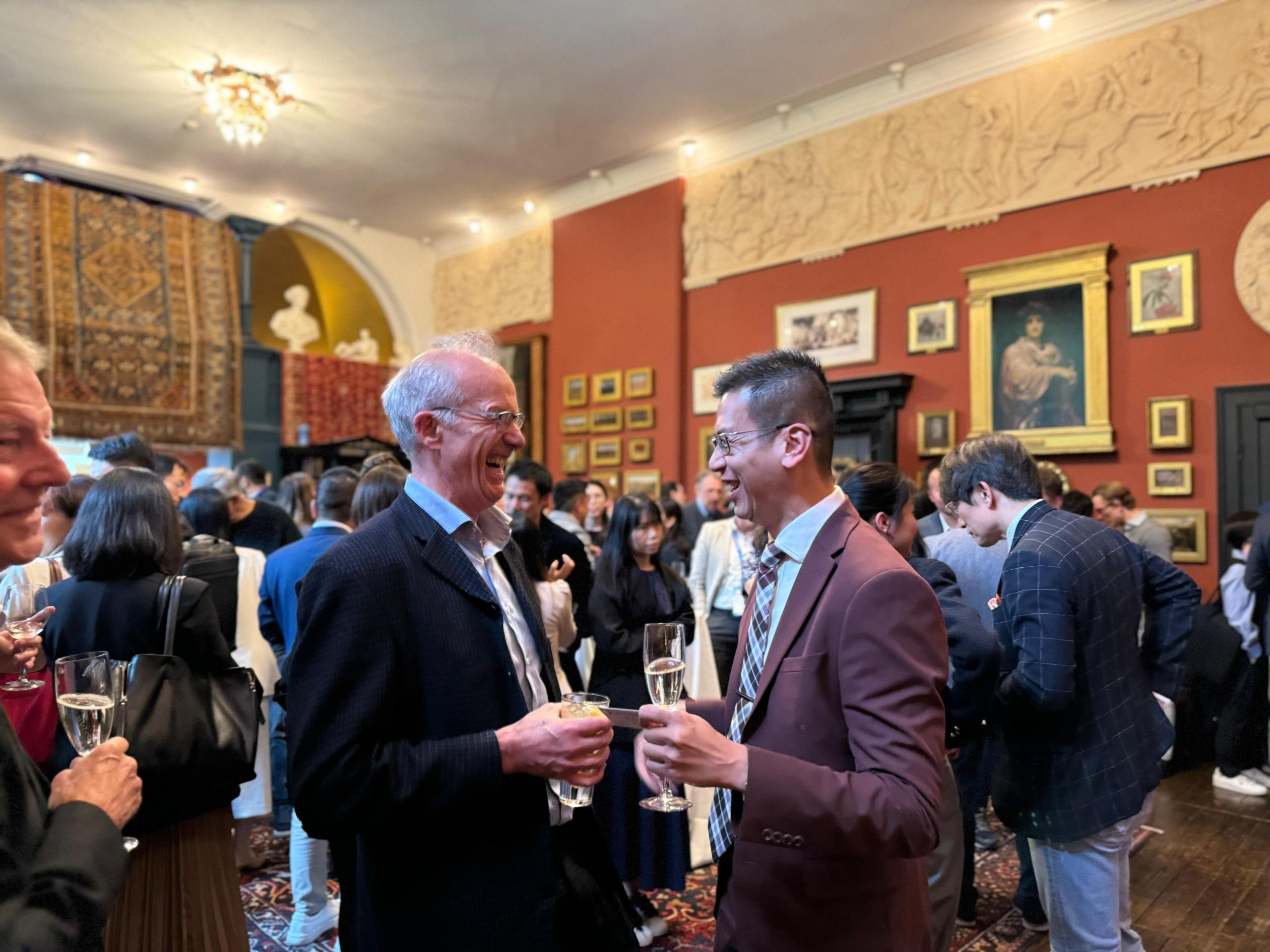 The Hong Kong Economic and Trade Office, London (London ETO) co-organised a drinks reception with Invest Hong Kong at Leighton House in London, the United Kingdom on June 12 (London time), for participants of the London Tech Week to promote the business opportunities in Hong Kong. Photo shows the Director-General of London ETO, Mr Gilford Law, mingling with guests at the reception.