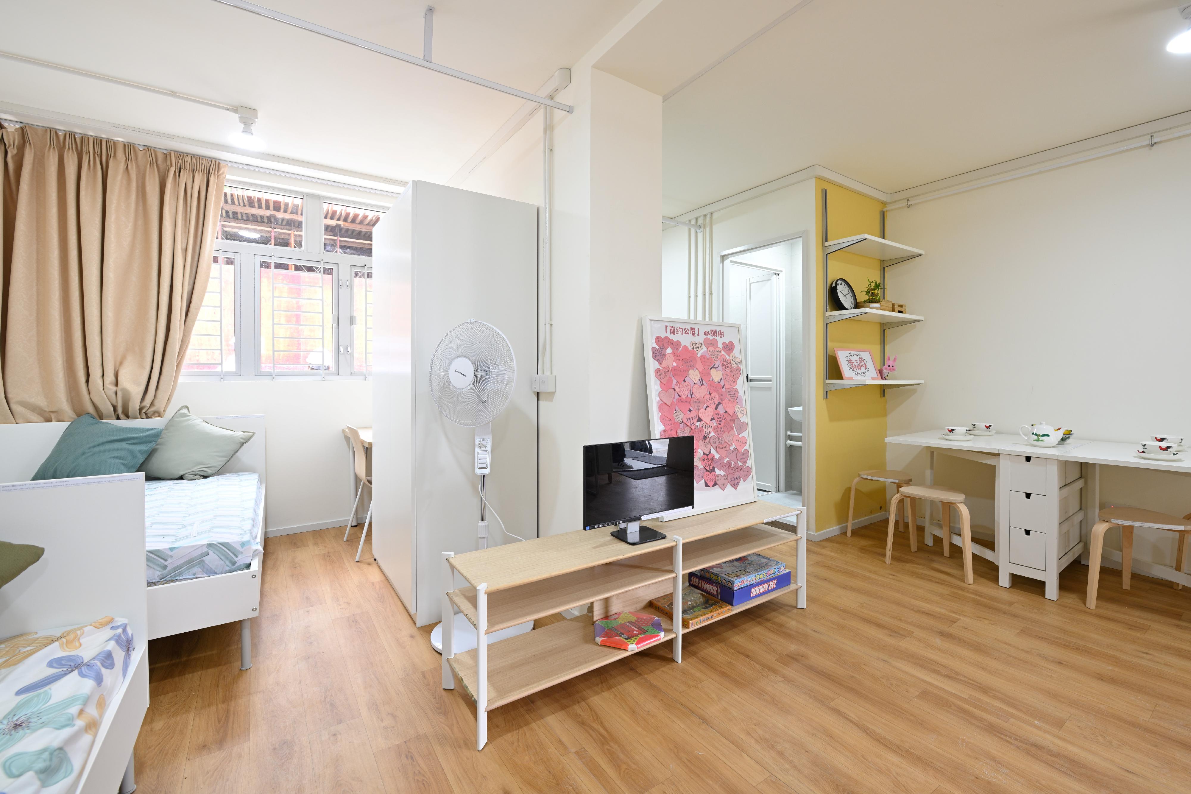 The Housing Bureau today (June 13) announced that the Light Public Housing (LPH) will be open for applications from June 24, with the Phase 1 application covering two projects at Yau Pok Road, Yuen Long, and Choi Hing Road, Ngau Tau Kok. Photo shows the interior of the LPH mock-up unit for four to five persons at Choi Hing Road, Ngau Tau Kok.

