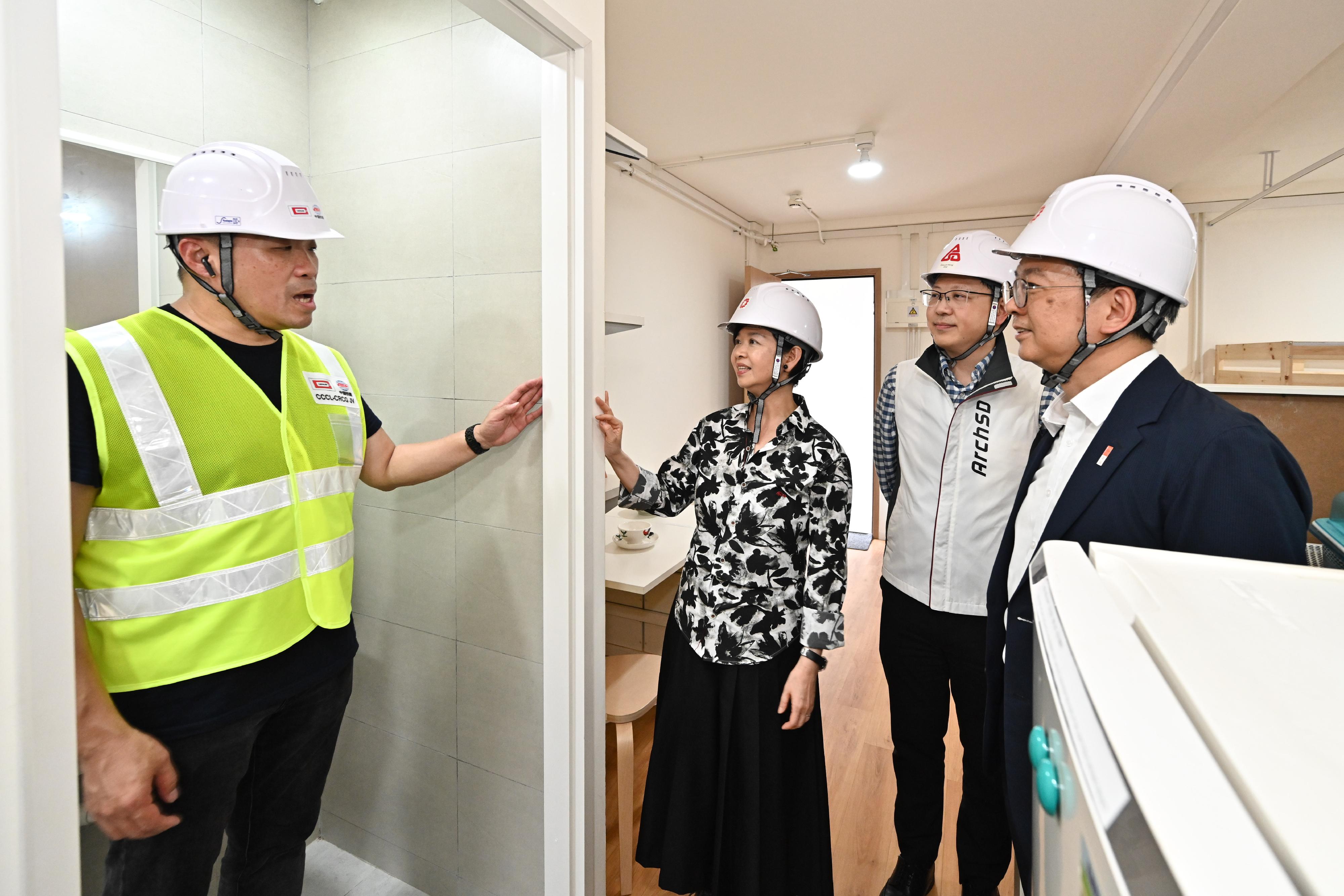 The Housing Bureau today (June 13) announced that the Light Public Housing (LPH) will be open for applications from June 24, with the Phase 1 application covering two projects at Yau Pok Road, Yuen Long, and Choi Hing Road, Ngau Tau Kok. Photo shows the Secretary for Housing, Ms Winnie Ho (second left); the Under Secretary for Housing, Mr Victor Tai (first right); and Project Director of the Architectural Services Department Mr Edward Wong (second right), visiting the mock-up unit located at Choi Hing Road in Ngau Tau Kok, and being briefed on the work progress of LPH by a representative of the project contractor.