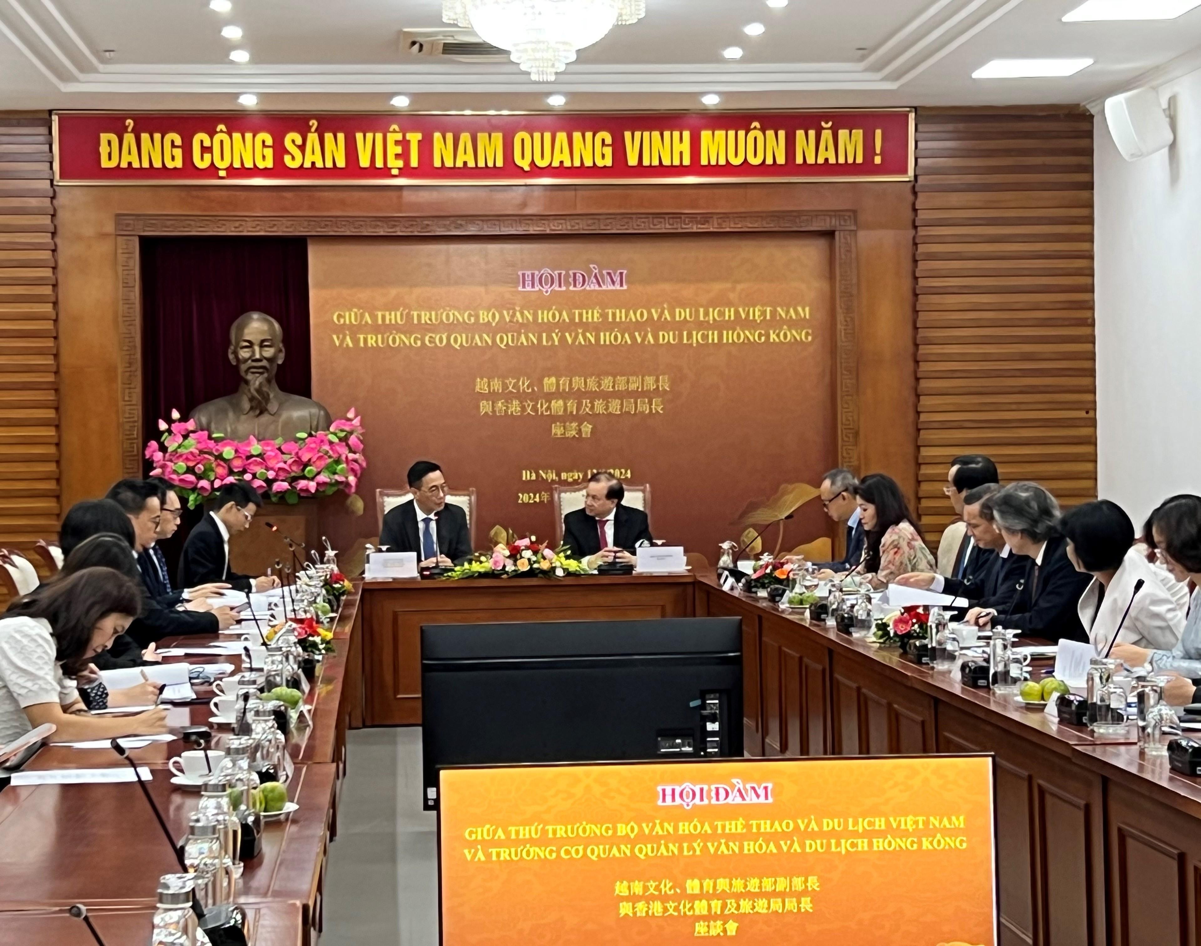 文化体育及旅游局局长杨润雄（左七）昨日（六月十二日）拜访越南文化、体育与旅游部，并进行座谈会。