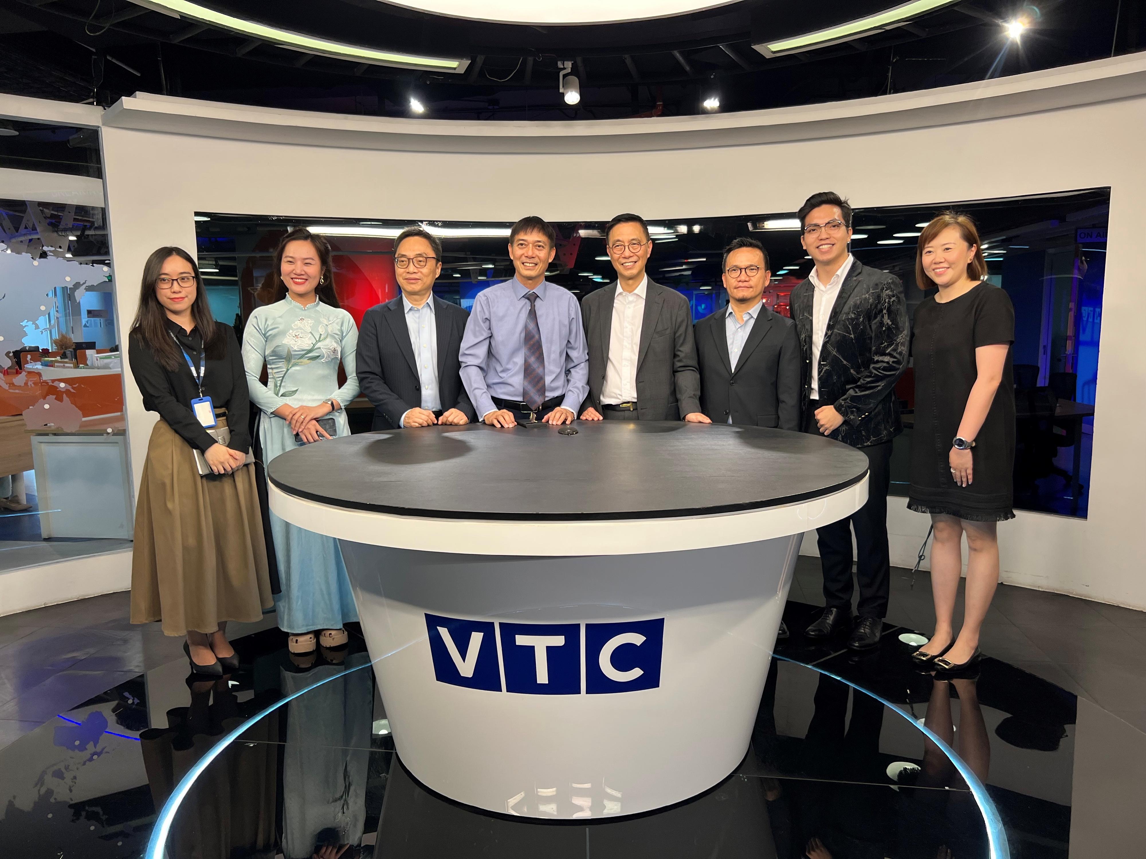 文化體育及旅遊局局長楊潤雄（右四）昨日（六月十二日）到訪Vietnam Television Corporation，並與其副台長阮文平（左四）會面，探討合作機會。