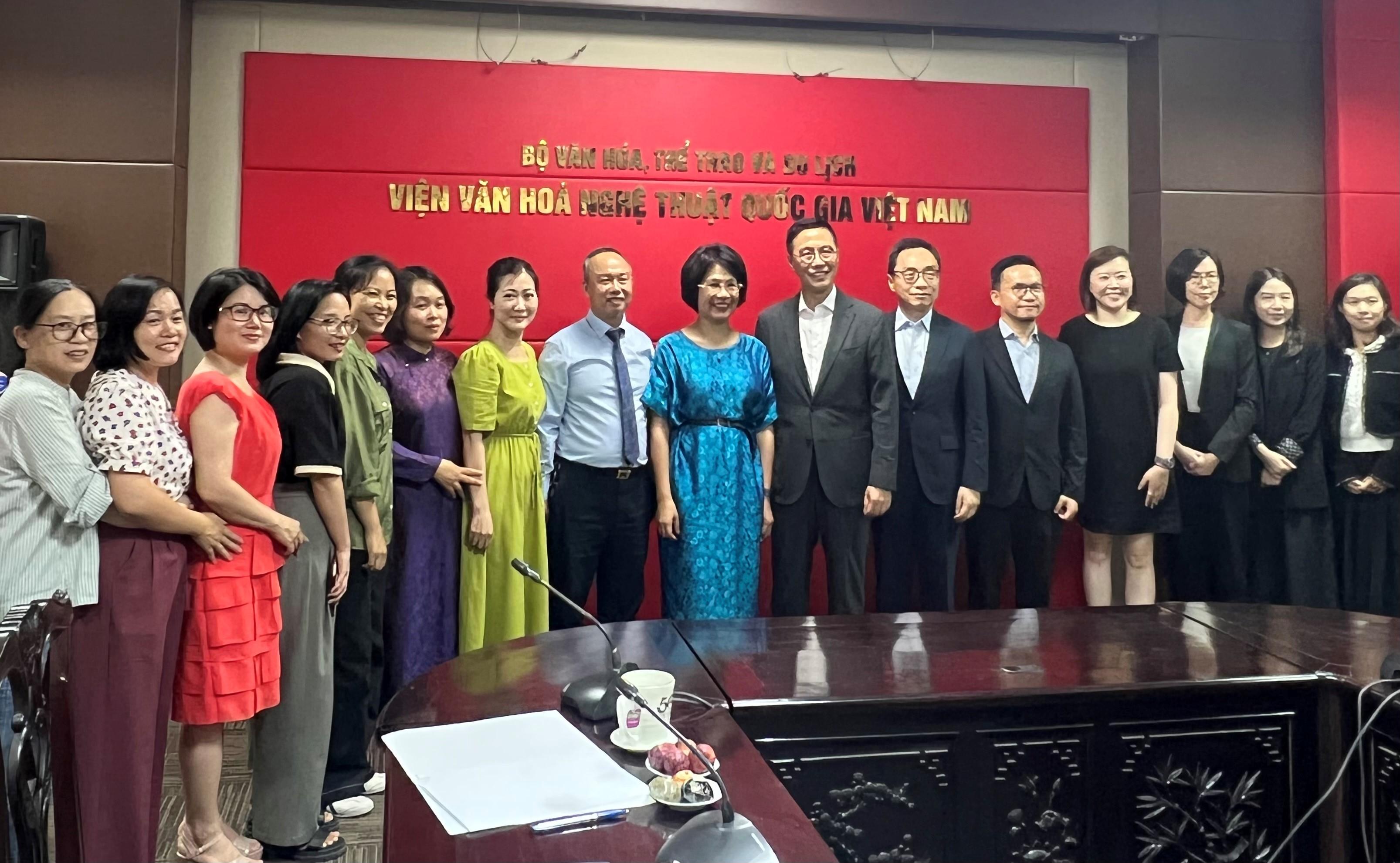 文化體育及旅遊局局長楊潤雄（右七）昨日（六月十二日）前往越南國家文化藝術研究院參觀，了解在其研究策略建議及實施計劃的情況。