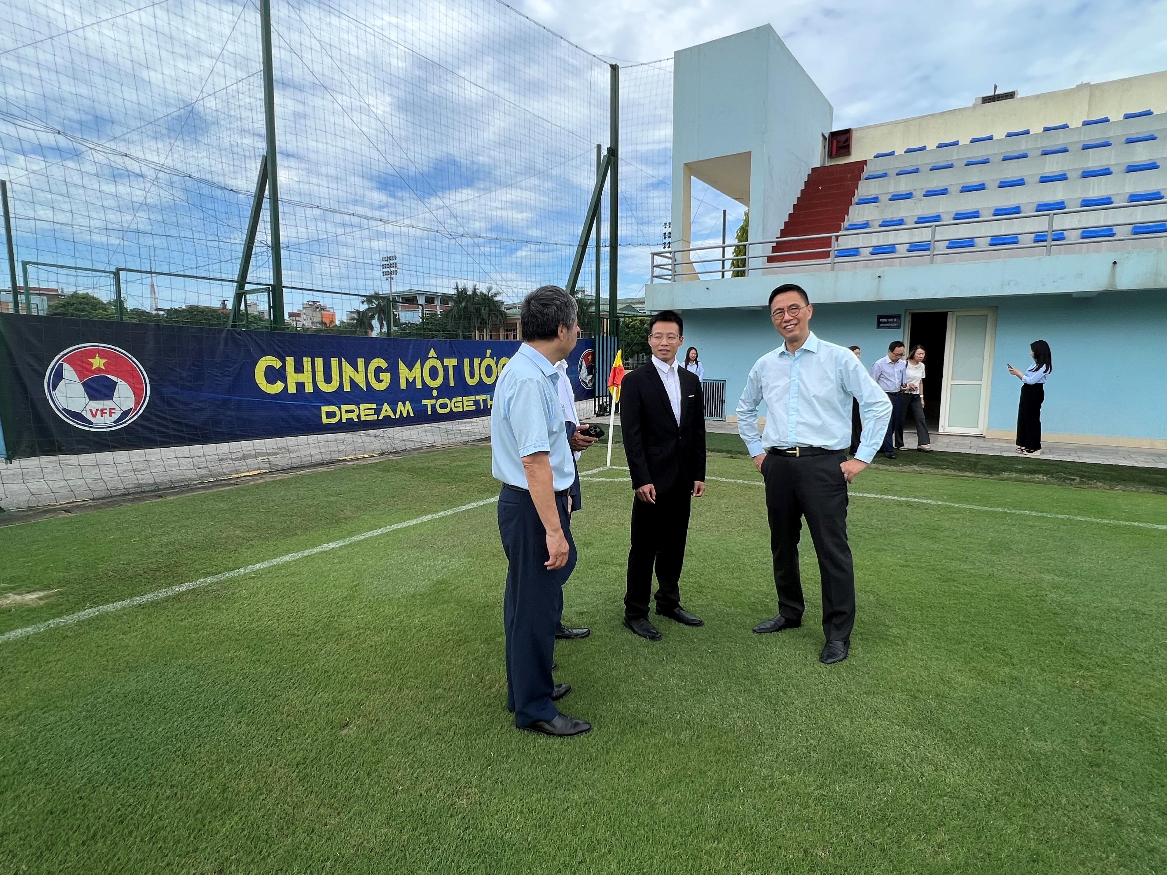 文化体育及旅游局局长杨润雄（右一）今日（六月十三日）上午到访越南足球联合会并参观其设施。




