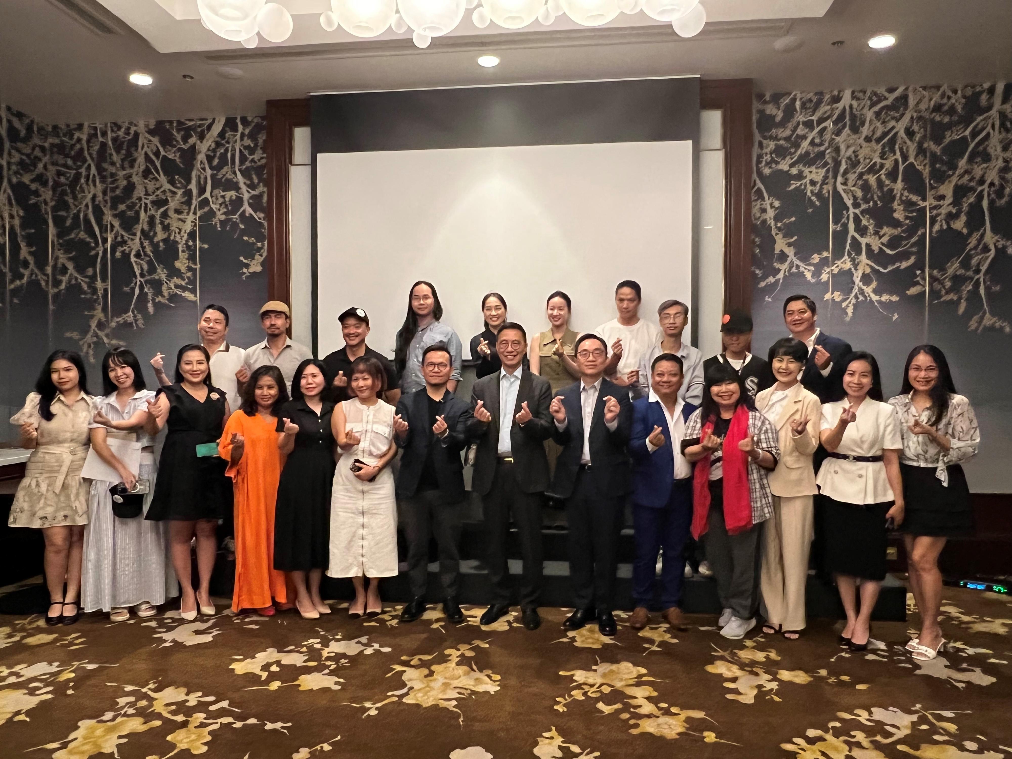 文化体育及旅游局局长杨润雄（前排右七）今日（六月十三日）下午与越南创意产业界别包括电影电视、时装界的领袖会面，商讨合作的可能性。



