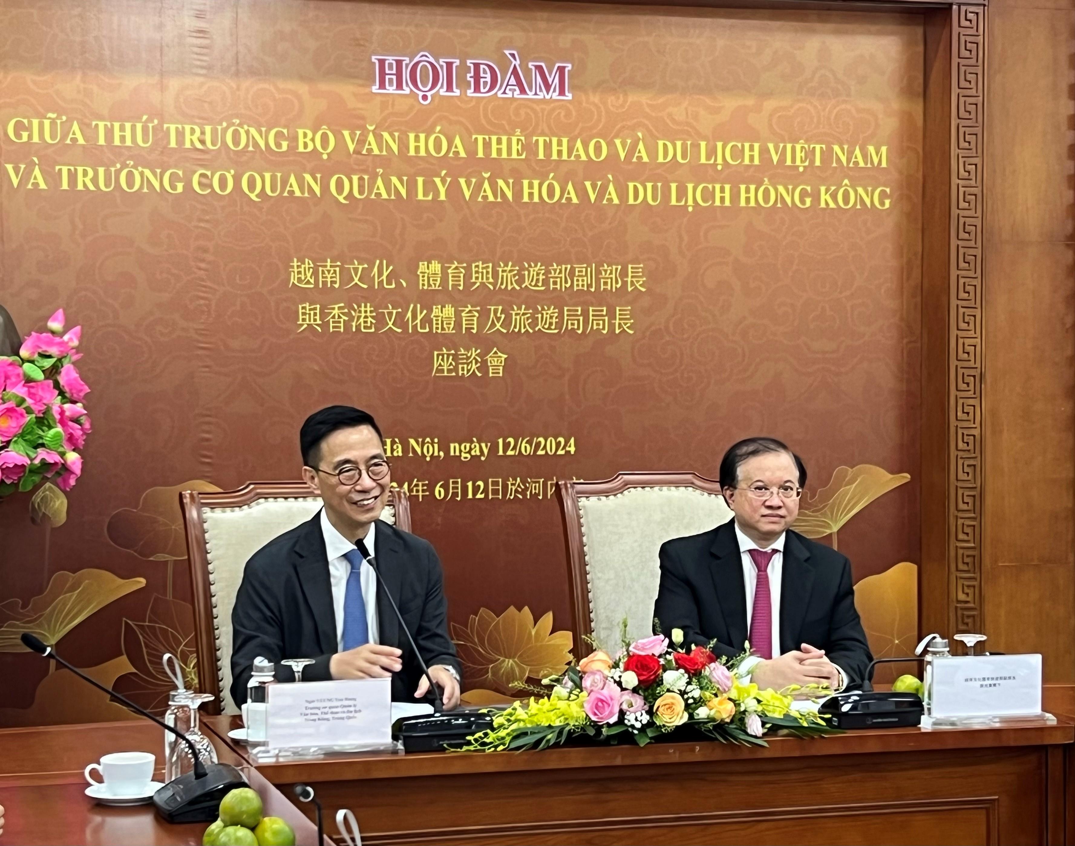 The Secretary for Culture, Sports and Tourism, Mr Kevin Yeung (left), called on the Ministry of Culture, Sports and Tourism of Vietnam and met with its Deputy Minister, Mr Ta Quang Dong (right), in Hanoi, Vietnam, yesterday (June 12).
